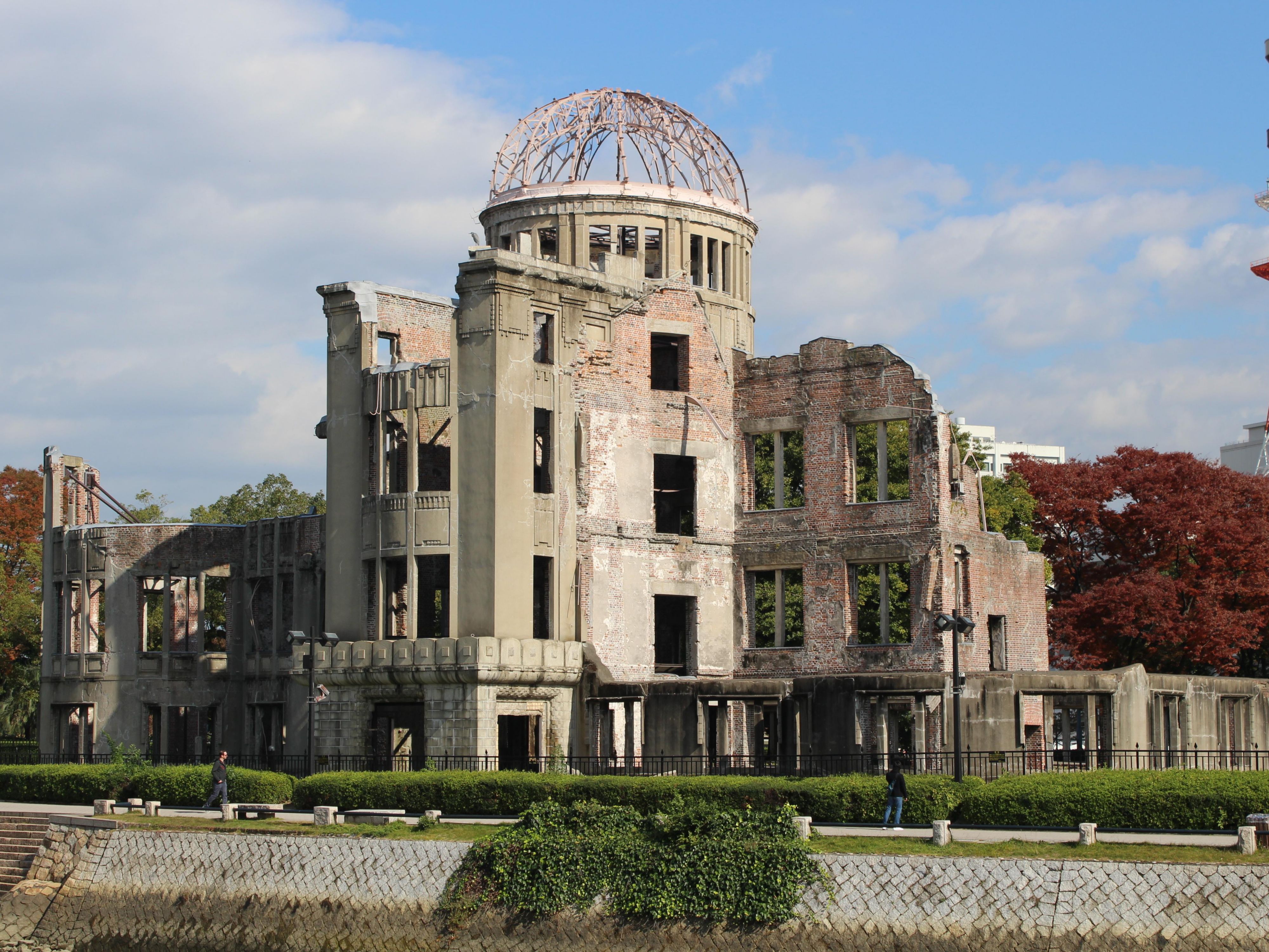 冬の広島を代表する観光名所、平和記念公園と世界遺産・宮島へのアクセスに優れたANAクラウンプラザホテル広島。 ホテルから平和記念公園へは徒歩約5分、原爆ドームや資料館など歴史と祈りの地を静かに巡ることができます。 冬の宮島では、荘厳な厳島神社の大鳥居を背景に、ライトアップイベントや初詣など季節ならではの幻想的な風景が広がります。 市電やフェリーを利用して快適にアクセスできる当ホテルの立地は観光にもビジネスにも最適です。 広島の冬の魅力を存分にお楽しみください。