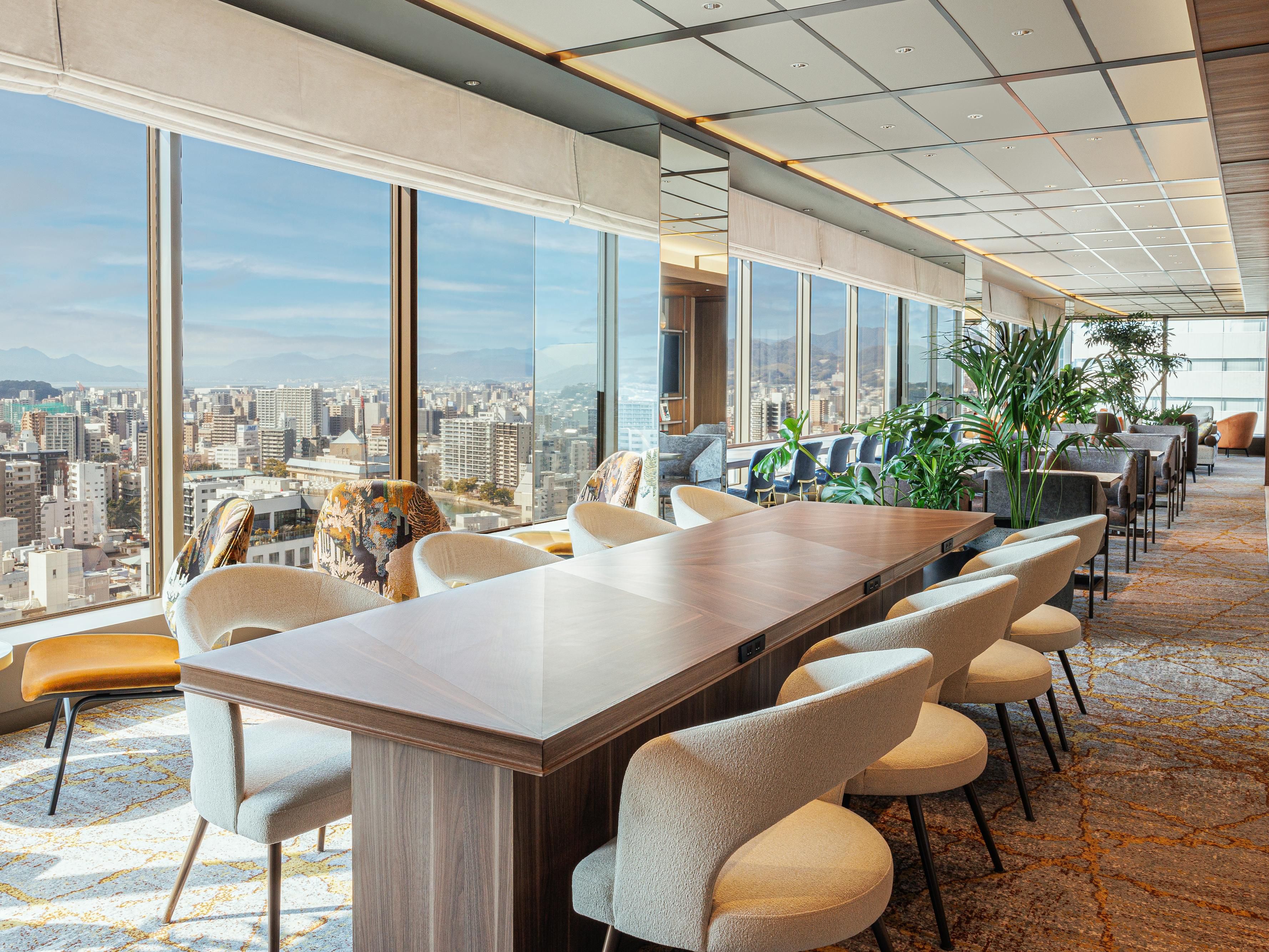Stay in our Club room and animate your stay with our Club Lounge on the top floor at ANA Crowne Plaza Hiroshima. 
With the attractive view on the city to the inland sea of Setouchi, upscale your moment at the lounge with our breakfast, afternoon tea and cocktail services.