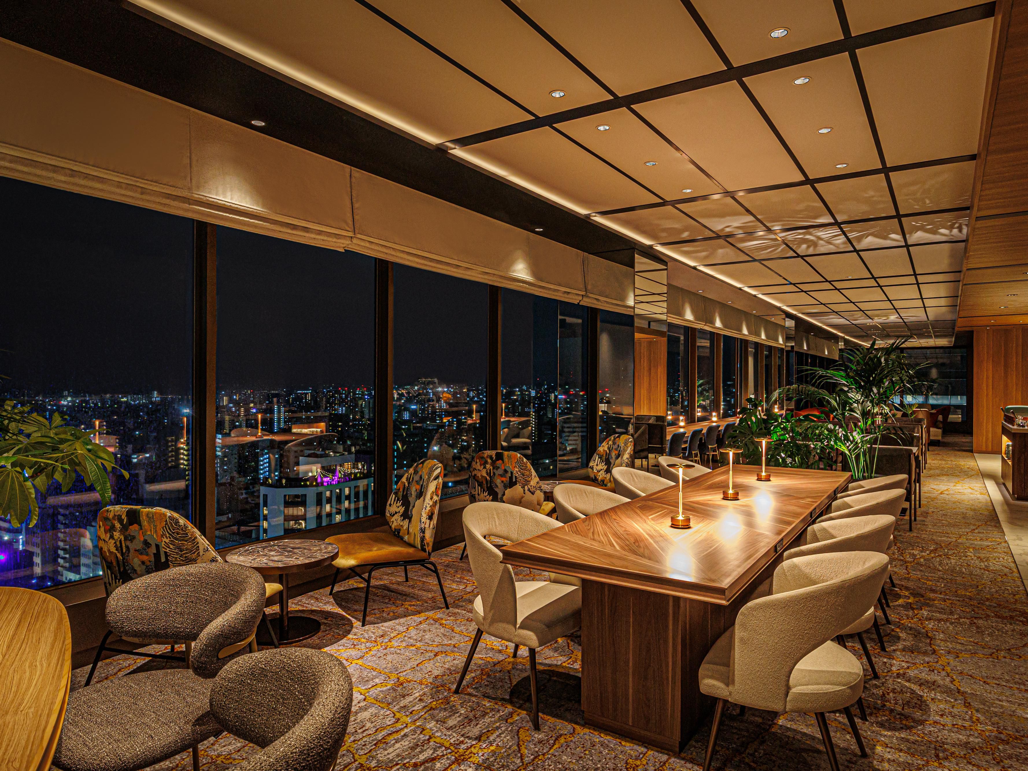 Stay in our Club room and animate your stay with our Club Lounge on the top floor at ANA Crowne Plaza Hiroshima. 
With the attractive view on the city to the inland sea of Setouchi, upscale your moment at the lounge with our breakfast, afternoon tea and cocktail services.