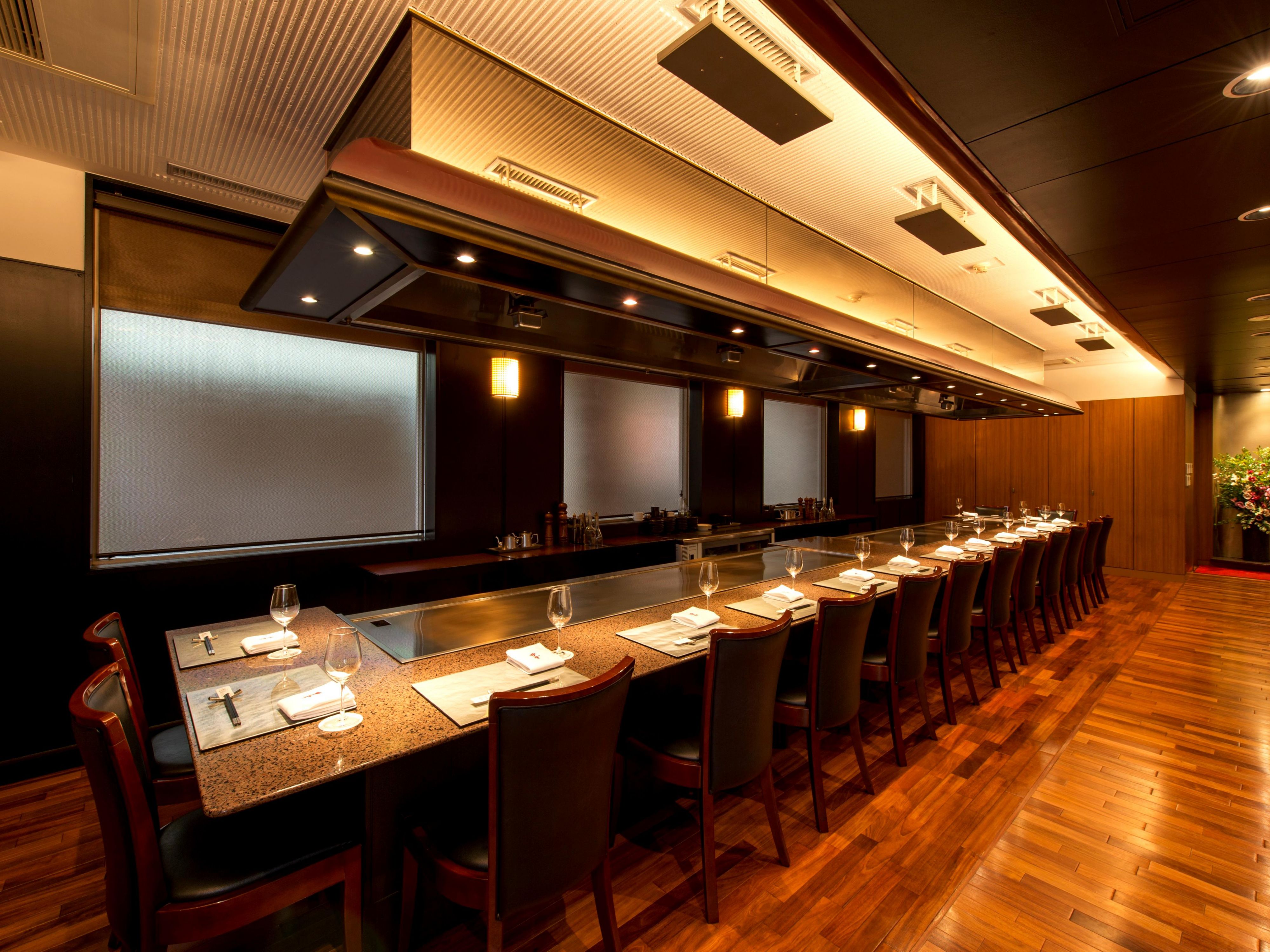 地元・広島の豊かな食材と四季折々の味覚を活かした上質な料理をご提供いたします。 シェフが厳選した旬の食材を繊細に仕上げ、和洋の技法を融合させた彩り豊かな一皿となっております。 瀬戸内海の新鮮な魚介や広島牛など、鉄板焼のフレンチを堪能できるメニューは、旅の思い出をより一層特別なものにします。 ランチからディナーまでゆったりとした時間をお過ごしください。 記念日やビジネスの会食など、多彩なシーンにふさわしい上質なひとときをお届けします。 ANAクラウンプラザホテル広島ならではの洗練されたおもてなしとともに、心に残る食の体験をお楽しみください。