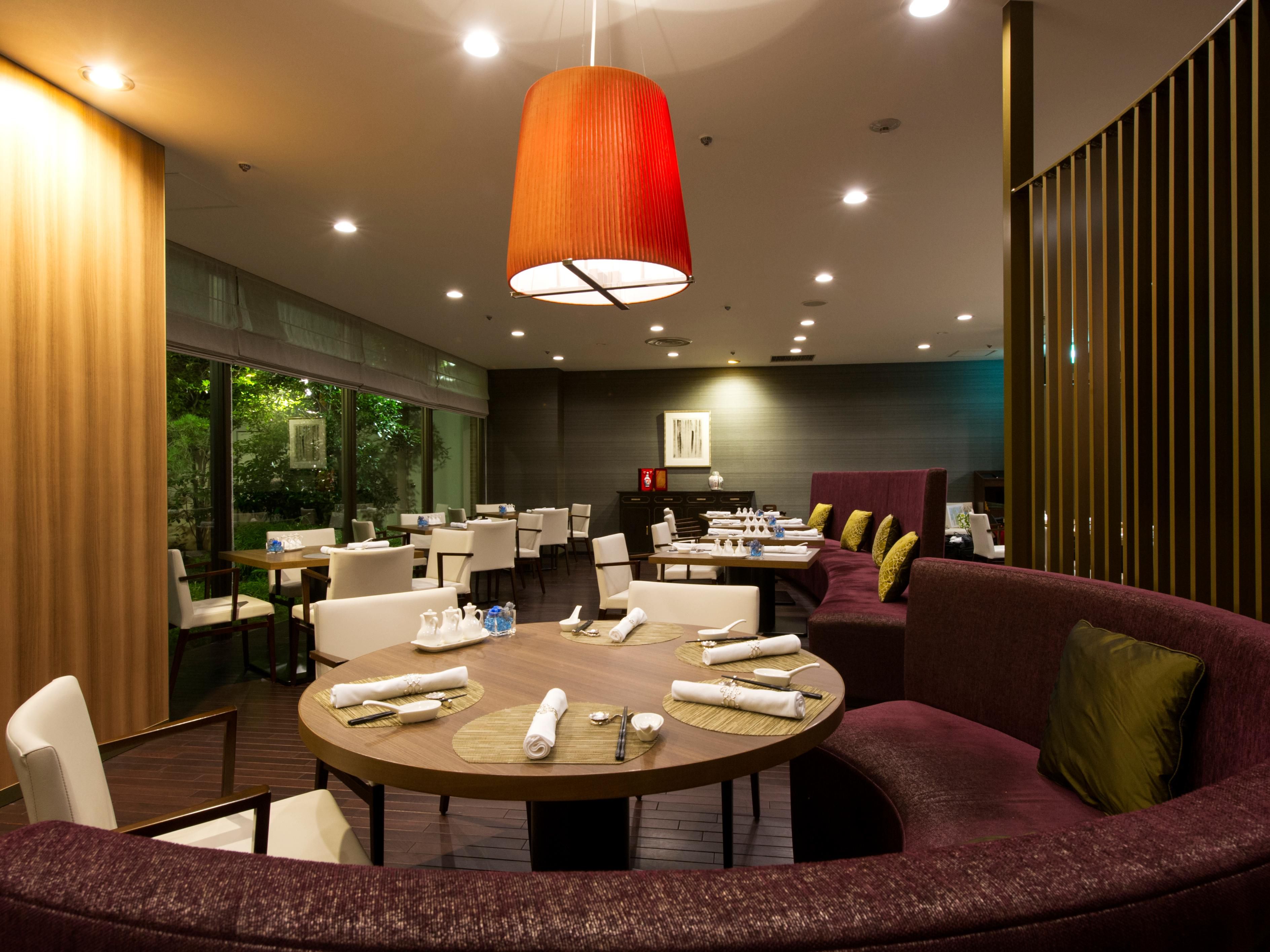 本格的な広東料理を中心に、旬の食材を贅沢に取り入れた繊細な味わいをお楽しみいただけます。 熟練の料理長が一皿一皿に想いを込め、伝統の技と現代の感性を融合させた美しい料理をお届けします。 オーダーブッフェから季節のコースまで、特別な日を彩る本格フルコースもご用意しています。 大切な接待や家族のお祝いの席、観光後の贅沢なひとときを彩ります。 上品で落ち着いた店内からは市街を望むことができ、ゆったりとした時間が流れます。 上質な空間で、洗練された広東の味をご堪能ください。