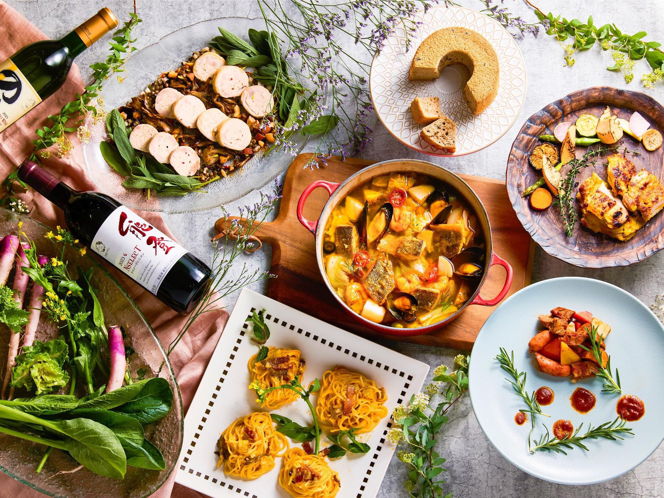 Cascade Dining is currently hosting the "with NOTO Fair 2025," supporting the future of the region by using carefully cultivated ingredients in Noto.
We offer our signature menu, "NOTO 7-Star," throughout the year, showcasing the rich blessings of Noto. 
Enjoy the full charm of Noto at Cascade Dining and spend a heartwarming moment with us.