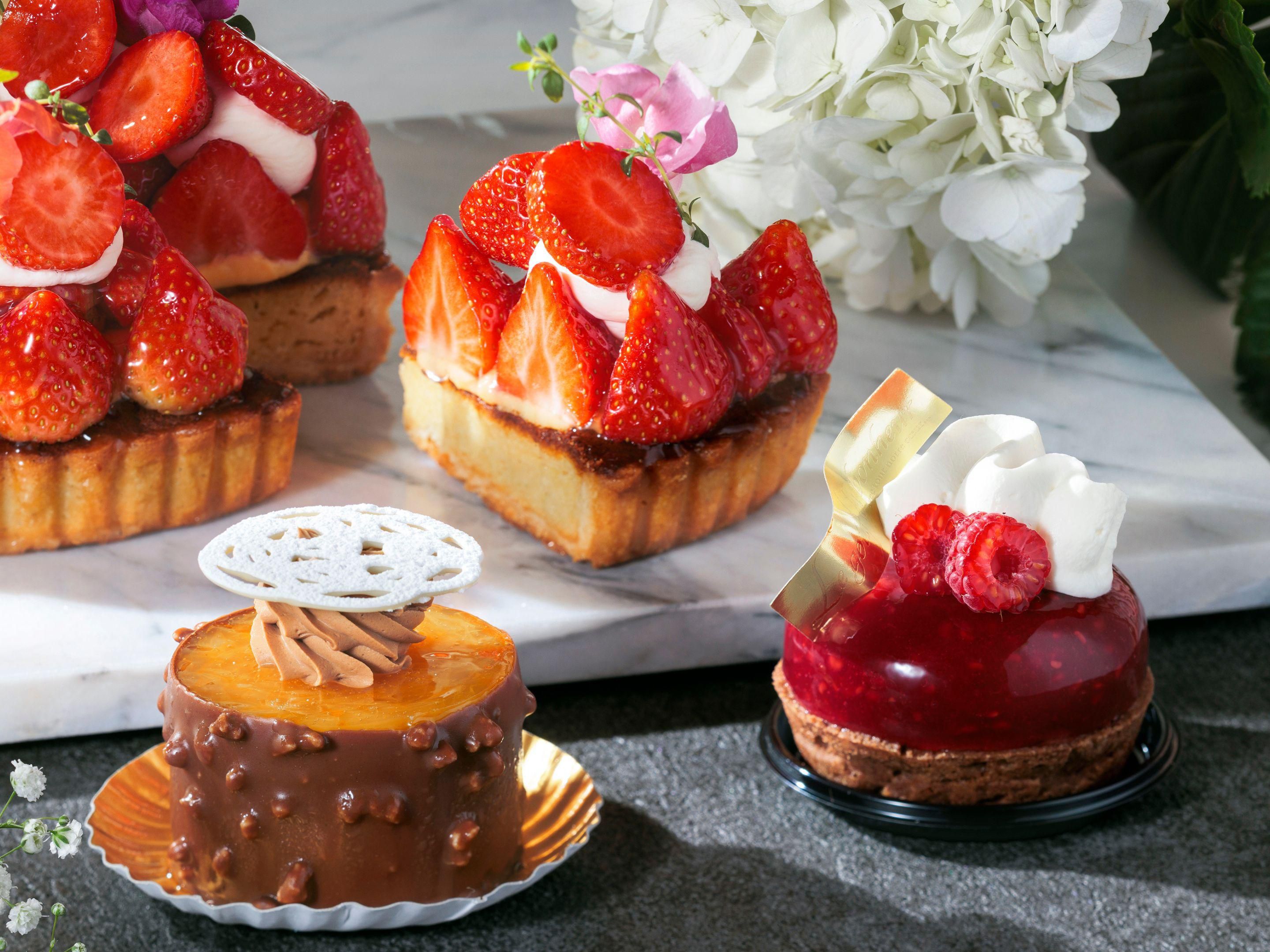 ペストリーショップでホテルメイドの極上スイーツを。ホテルパティシエの想いと技が詰まった季節限定スイーツをはじめ、贈り物にも最適な華やかなスイーツを多数ご用意。お買い求めいただいた商品は、客室やカスケイドラウンジでもお召し上がりいただけます。見た目にも美しく、味わいも格別なスイーツをぜひお楽しみください。