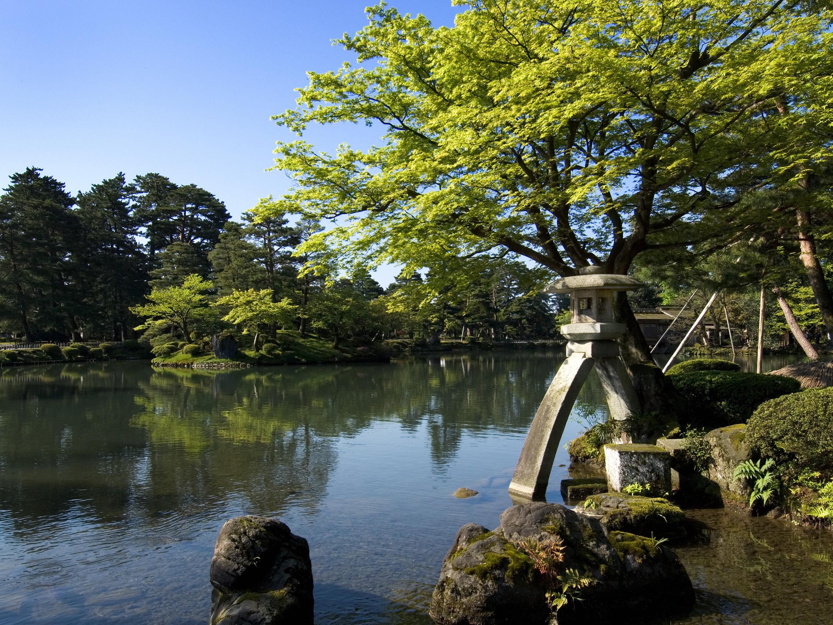 Kenrokuen is one of the three most famous gardens in Japan. This is a 3-star Michelin-starred sightseeing garden. 
Together with the neighboring Kanazawa Castle Park, it is a popular destination for tourists from Japan and around the world.