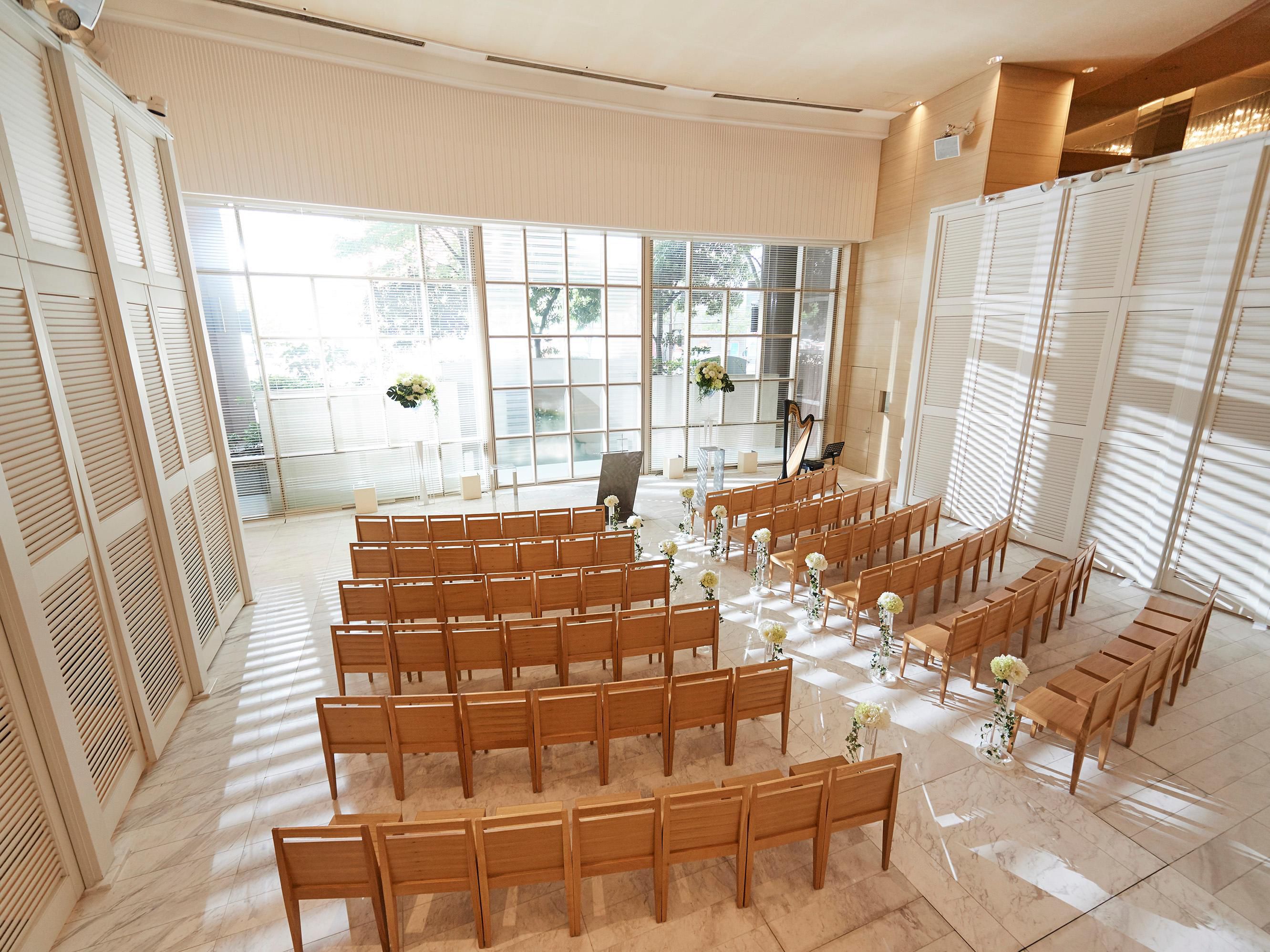Ana Crowne Plaza Kanazawa is located just in front of Kanazawa station. You can welcome your guests with this favorable location. 
We have a chapel ''the stage AQUA'' and a shrine ''Houmeiden'' for wedding ceremonies. And also, we have various rooms for wedding receptions to suit your wedding style.