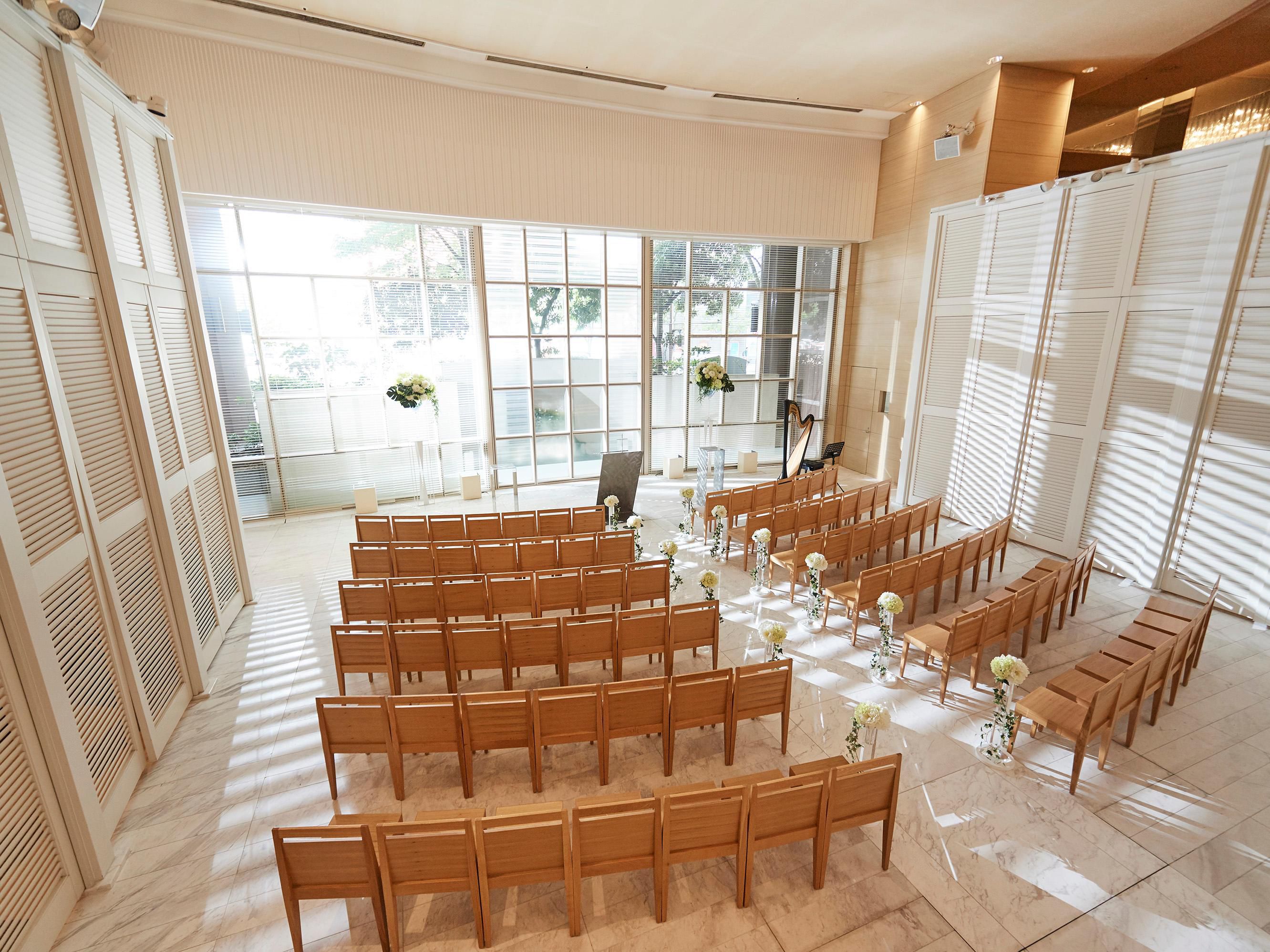 ANA Crowne Plaza Kanazawa is conveniently located right in front of Kanazawa Station, offering a prime location to welcome your guests. We have a chapel, The Stage Aqua, and a shrine, Houmeiden, for wedding ceremonies. Additionally, we offer a variety of reception rooms to suit your unique wedding style.