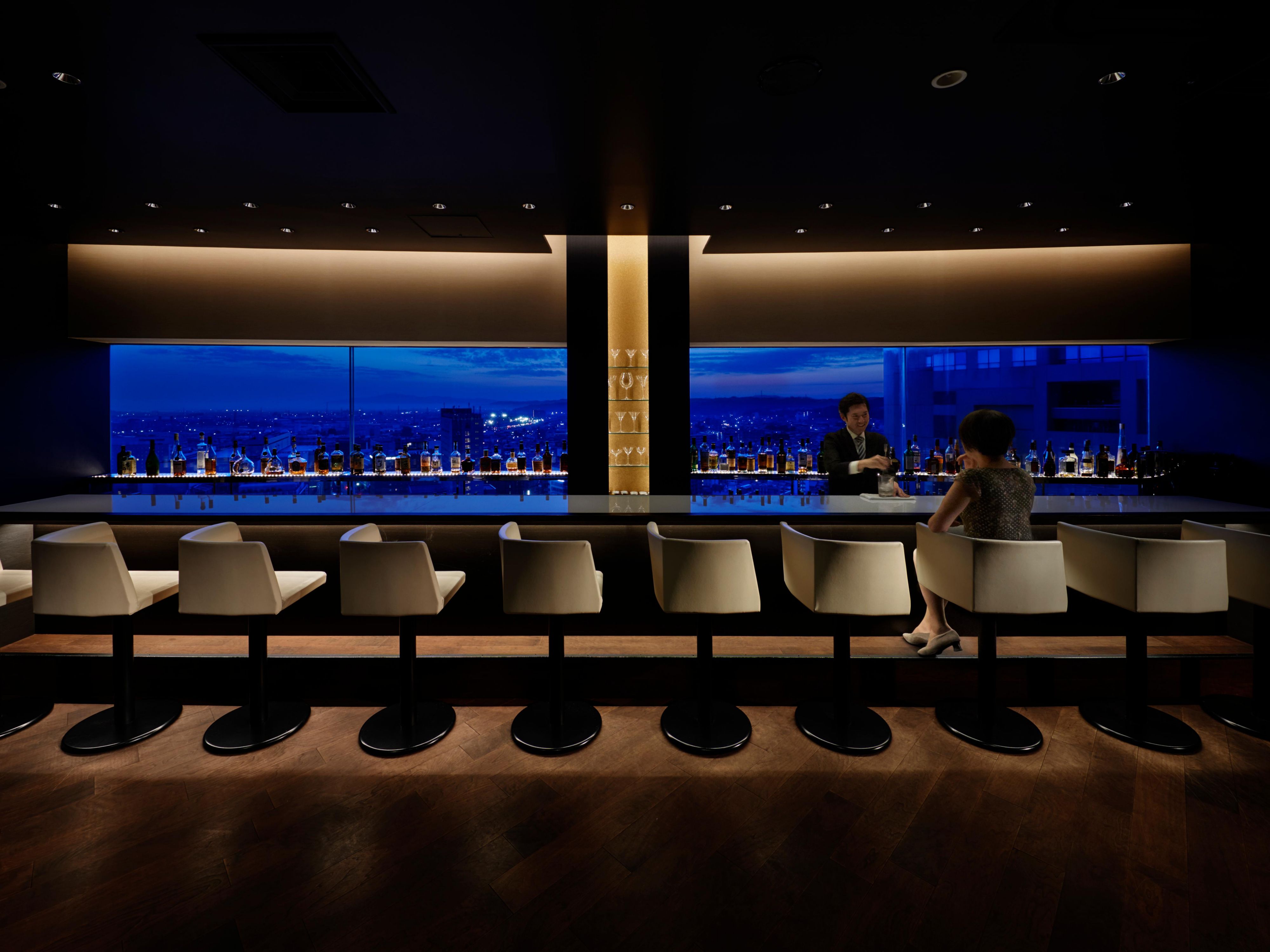 Sky Bar La Briller has recently reopened. Enjoy a relaxing time with stunning views and refreshing beverages on the top floor of ANA Crowne Plaza Kanazawa. For more details, please visit our official website.
