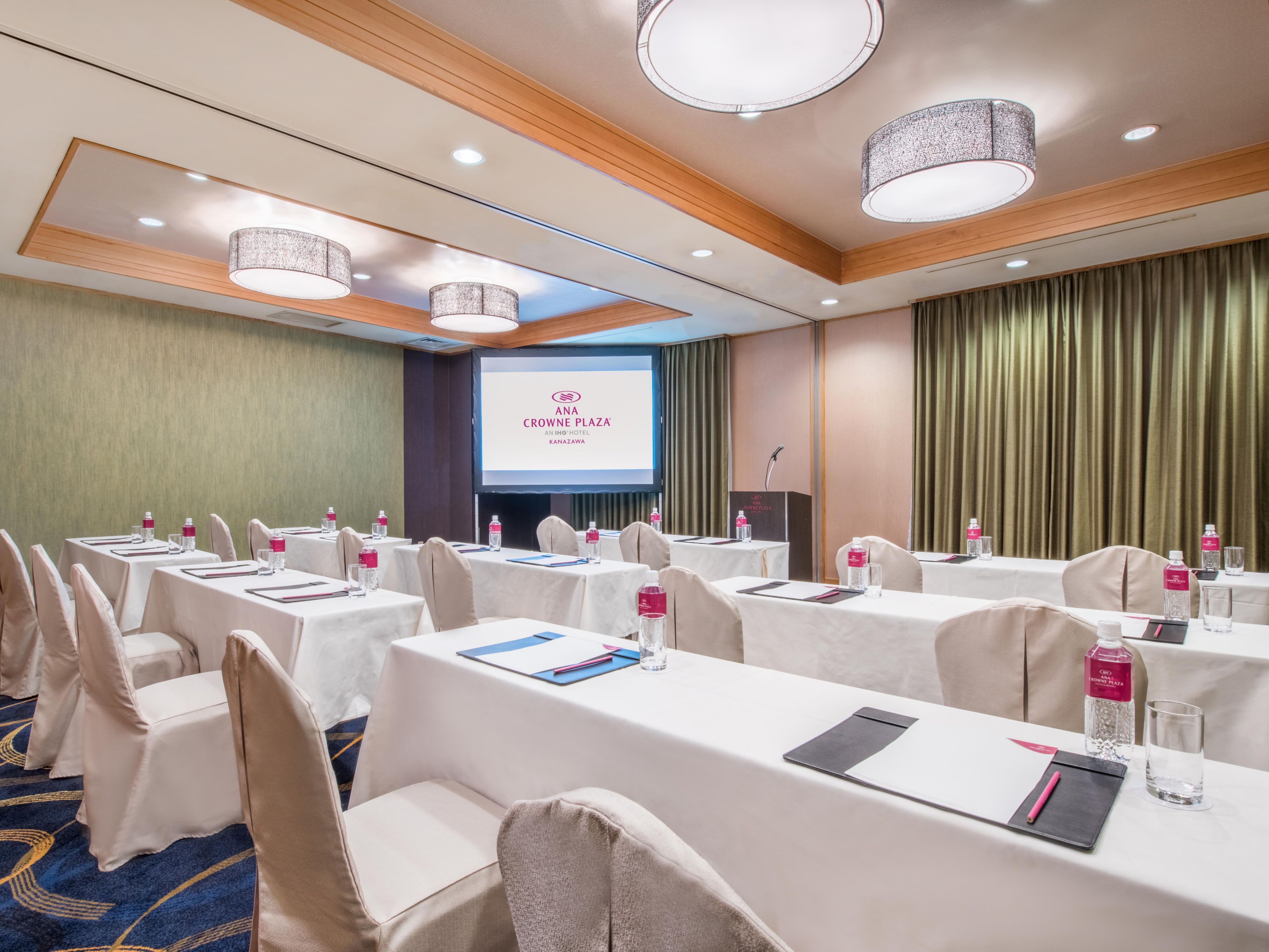 For your successful event, your personal events director will support you all the way.
We have various banquet and meeting rooms to suit your events. And also, Ishikawa Prefectural Music Hall, which has a capacity of 1,560 people, is next to our hotel. It’s best for international conferences.