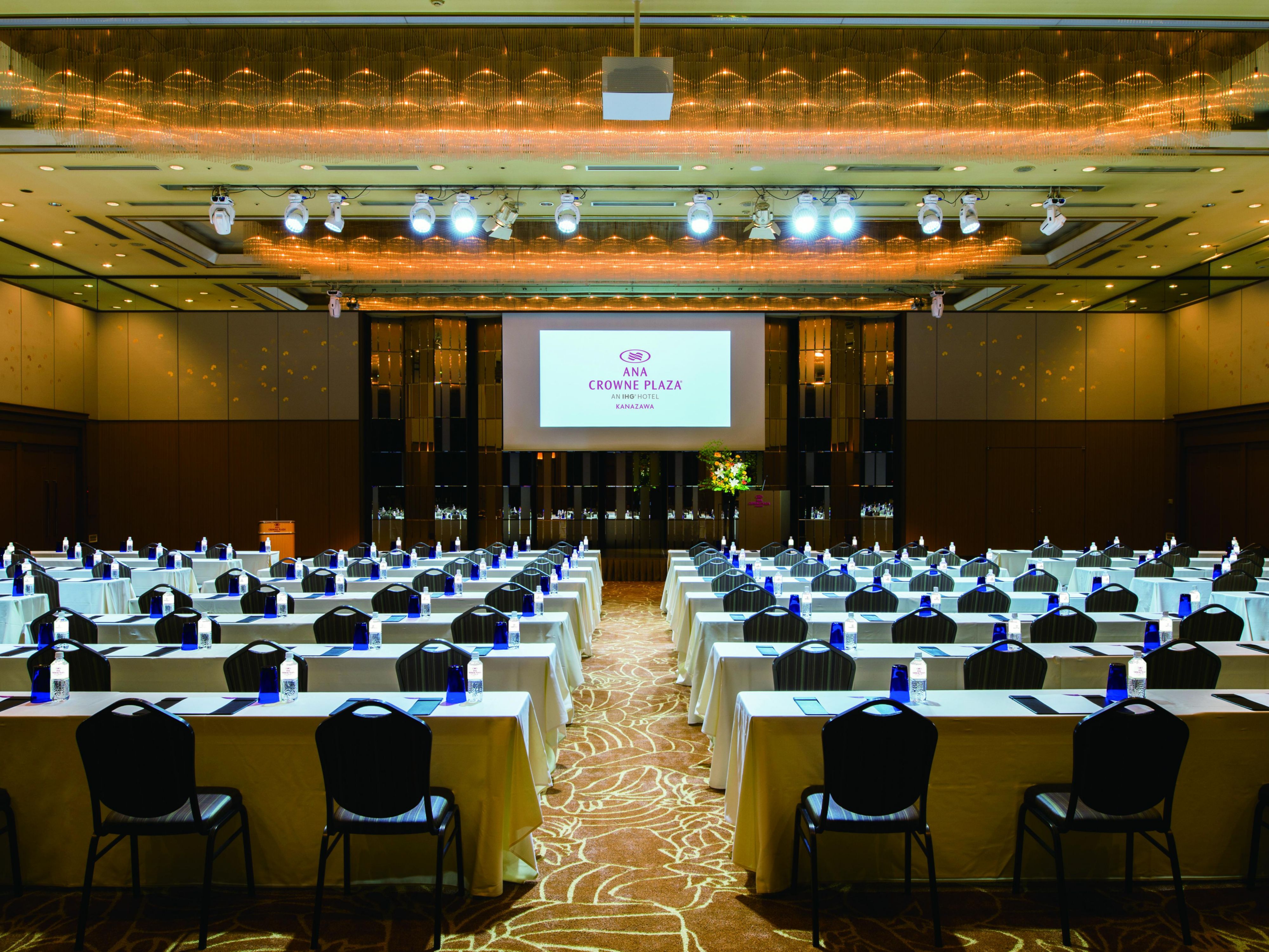 To ensure the success of your event, our personal events director will assist you every step of the way. We offer a variety of banquet and meeting rooms tailored to your needs. Additionally, the Ishikawa Prefectural Music Hall, with a capacity of 1,560 people, is located next to our hotel — making it the perfect venue for international conferences.