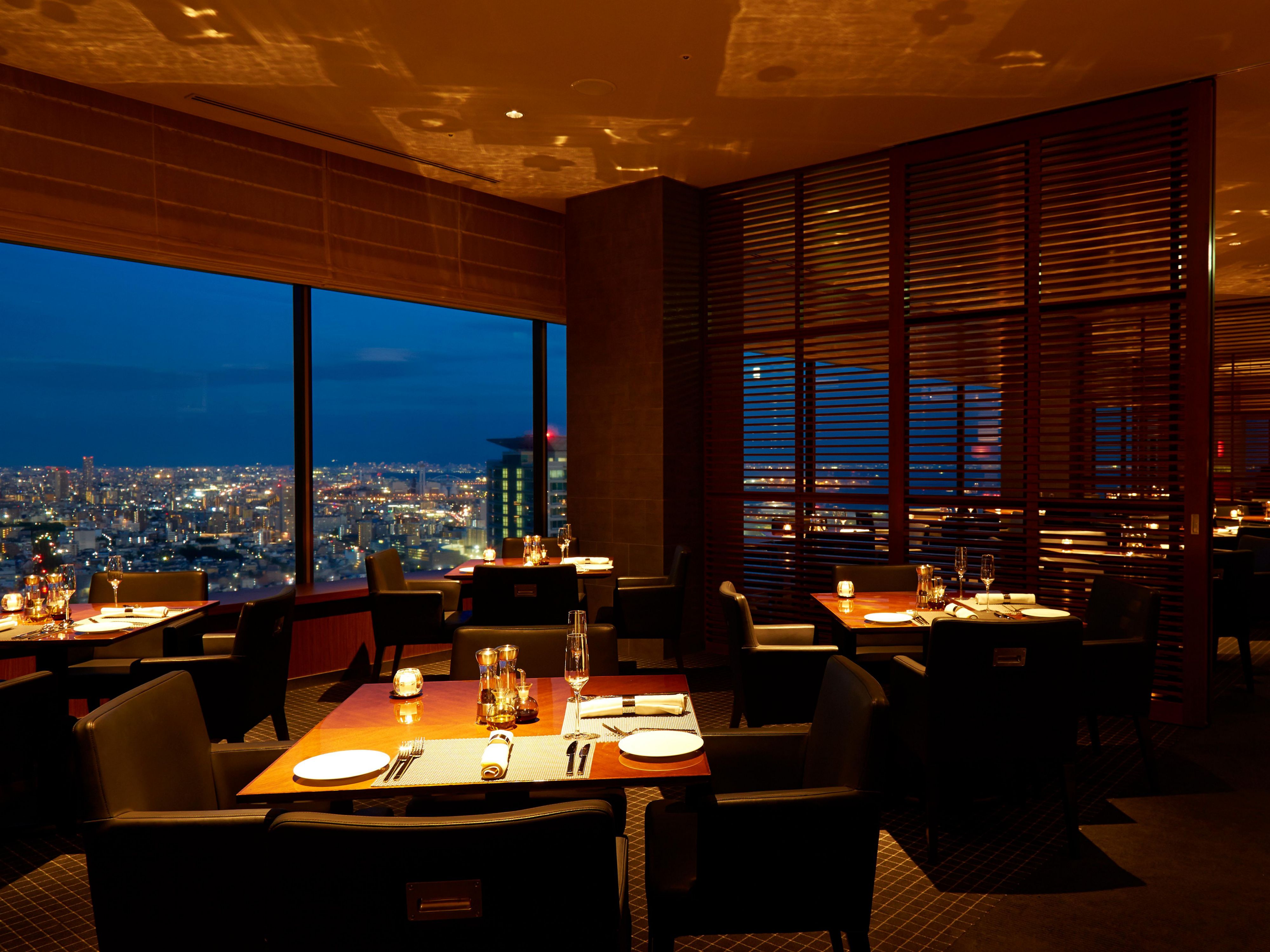 A casual set meal to a formal Italian course, various dishes can be enjoyed at our　restaurant & bar. Savor Italian fare made mainly with local ingredients as you view the panoramic views of Kobe from the hotel high floor 36F.
