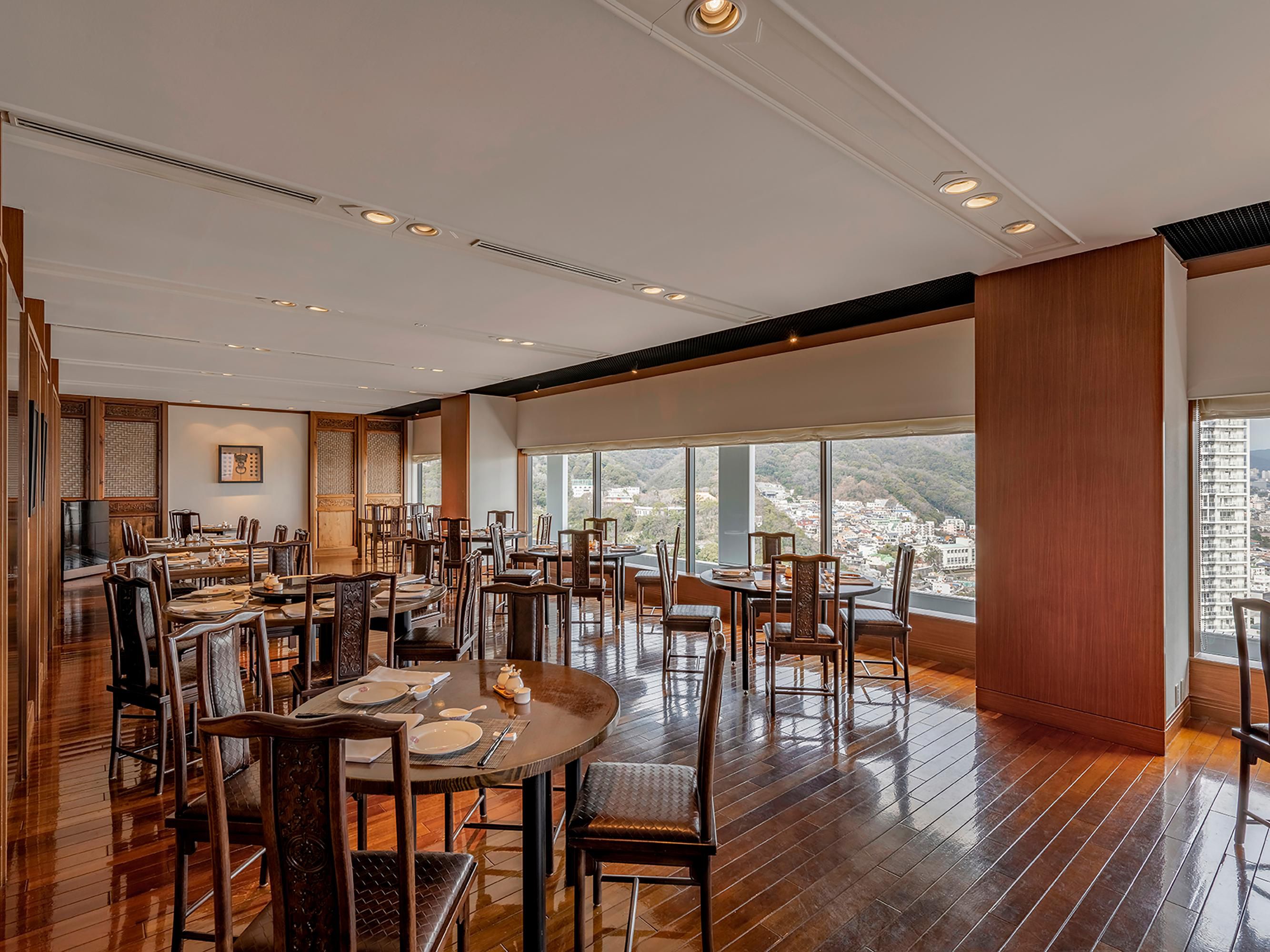 Located on the 34th floor, Suzhou offers authentic Chinese cuisine with fresh ingredients from Hyogo prefecture and flavours from Guongzhou. Four private rooms can also be reserved for that one of a kind meeting over exquisite Chinese dishes. Enjoy authentic Chinese food with a spectacular view.