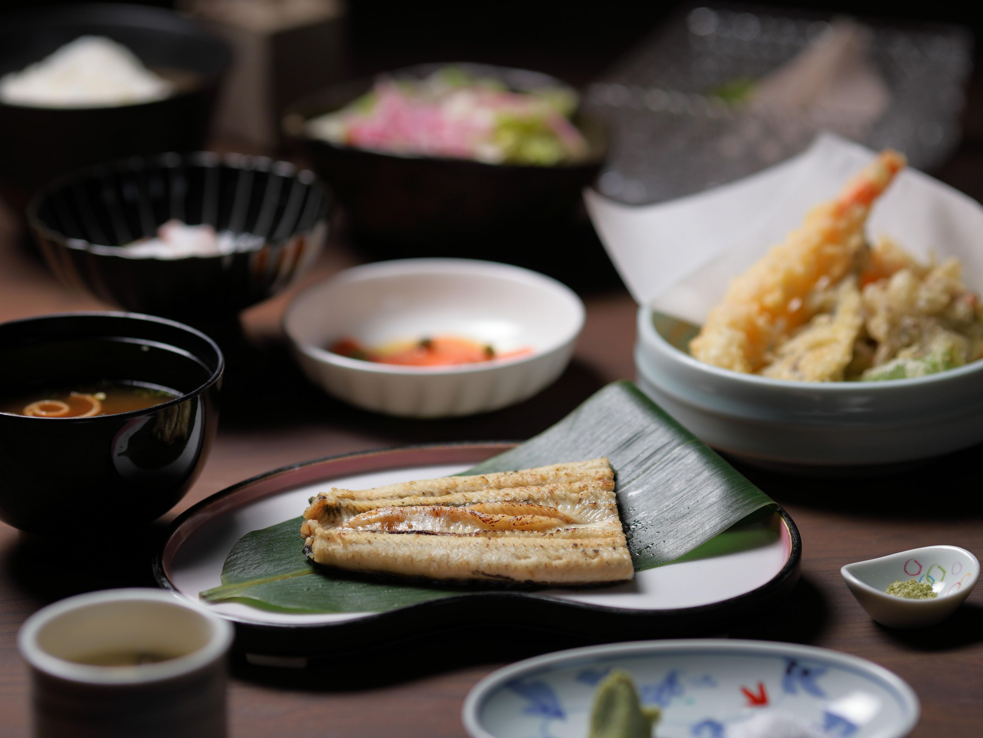 Enjoy a stunning panoramic night view of Narita Airport from the 17th floor at Sky Dining Saifu. Indulge in a wide selection of alcoholic and non-alcoholic beverages, complemented by light snacks and authentic Japanese set menus. Perfect for a memorable dining experience with breathtaking views.