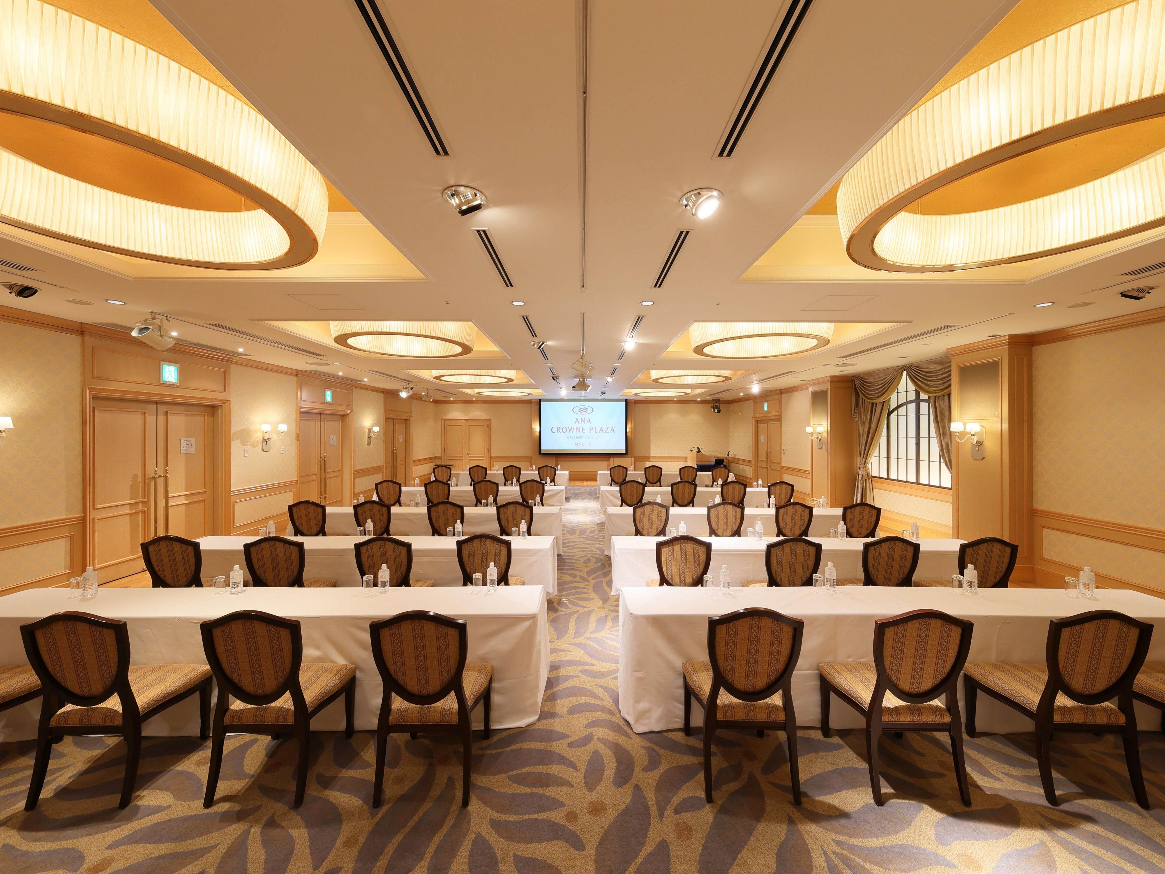 From large function rooms that can accommodate 500 guests to small rooms, our flexible spaces and variety of catering options can be customized to suit all of your conference or event needs. 
Our professional team will be with you every step of the way.