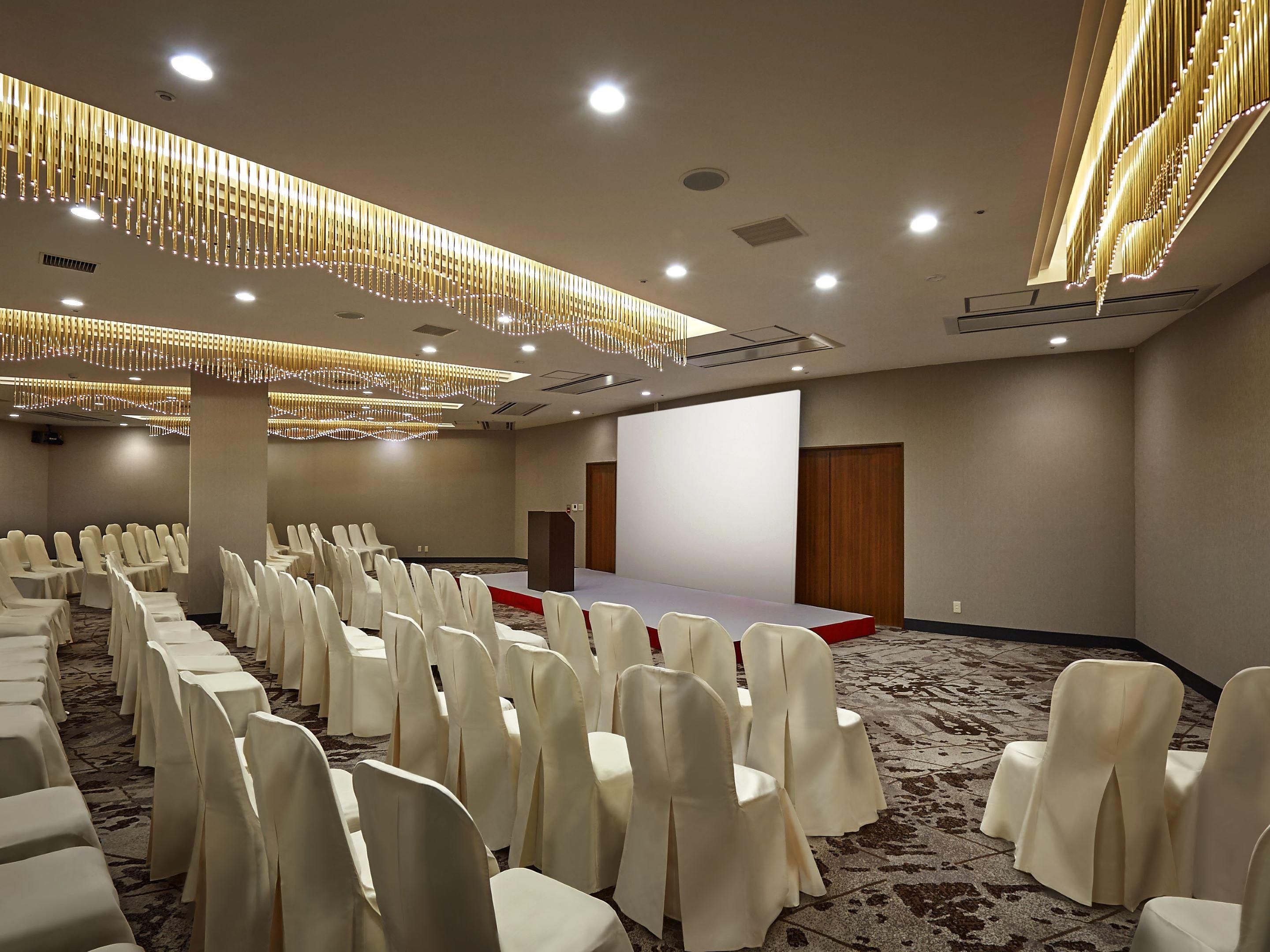 Our theatre-style banquet room offers a luxurious and spacious setting ideal for business events, wedding receptions, or parties. We are happy to create the perfect environment for your memorable occasion.
