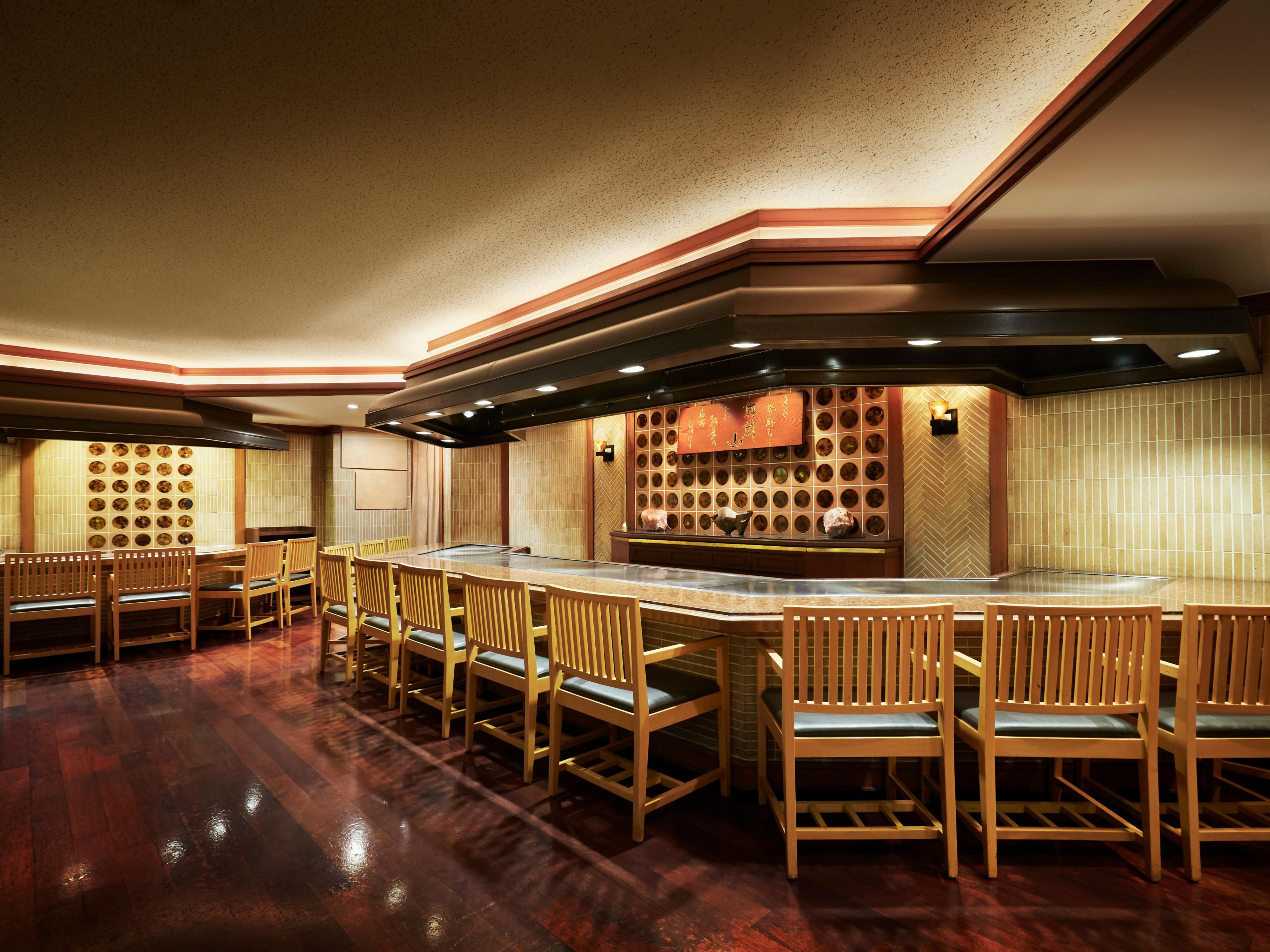 Teppanyaki, which can only be found at a hotel, allows you to enjoy the ultimate luxury using the highest quality ingredients.
Dynamically grilled in front of the customer’s eyes the finest Japanese black and Kobe beef, seasonal seafood, and mountain produce.
Enjoy Teppanyaki to your heart’s content, enjoying the flavor of the ingredients with all.