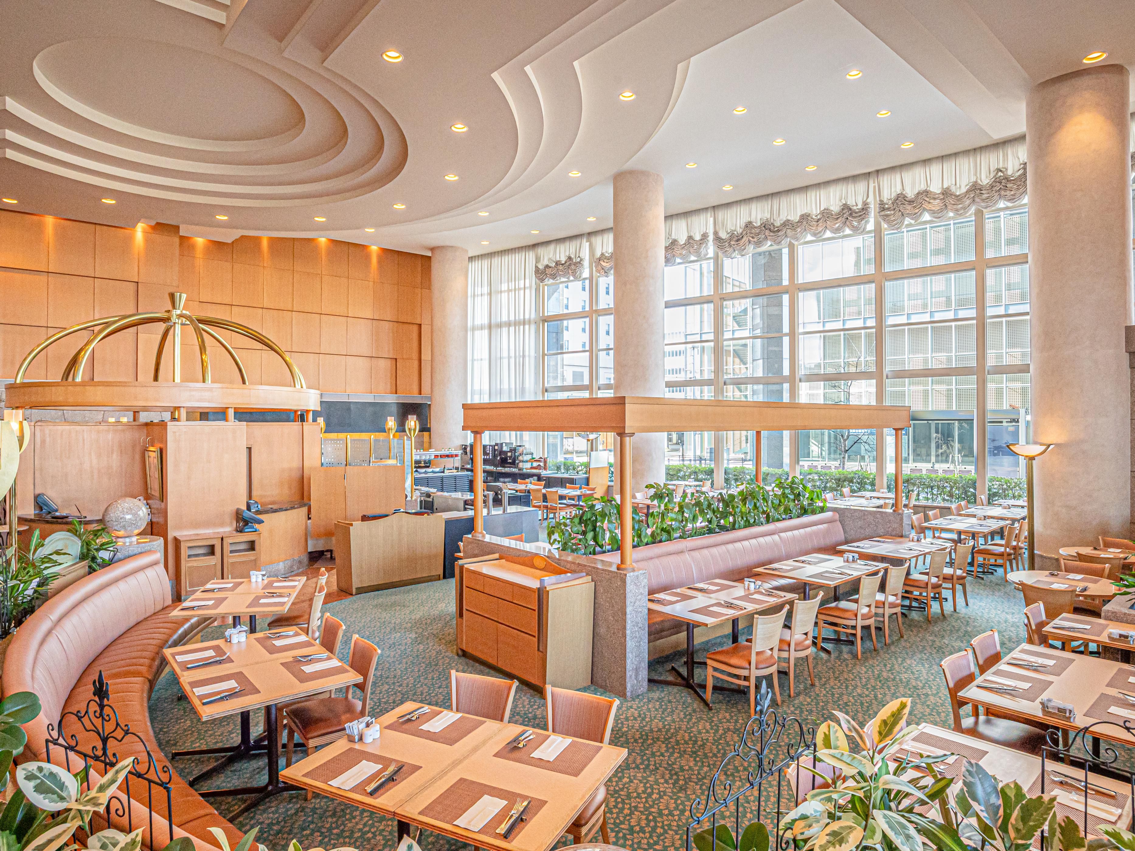 開放的な空間で食事を楽しむレストラン。広いガラス面から差し込む陽光あふれる店内で美味しい料理と楽しい会話で心地よい時間をお過ごしください。