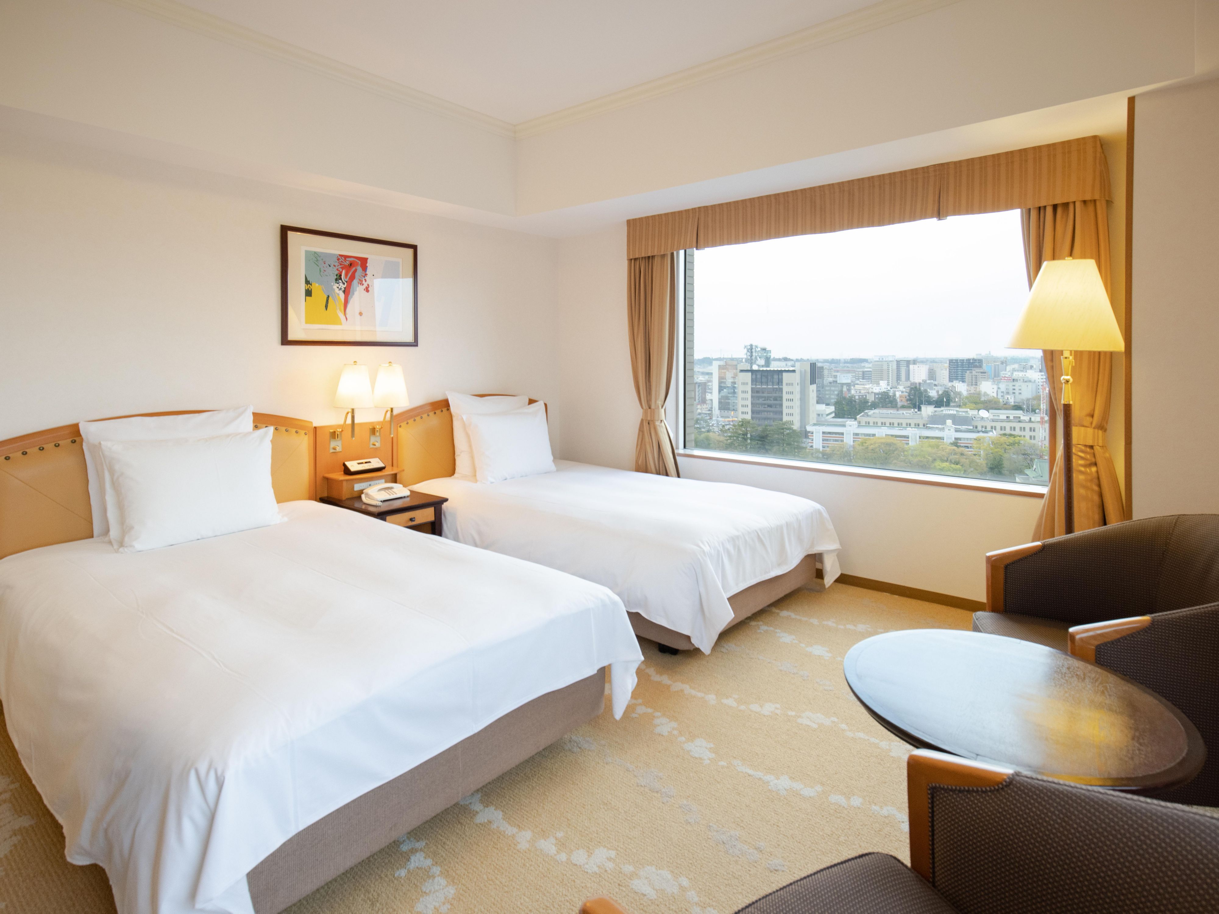 With 252 spacious guest rooms, travelers can relax in a cozy, modern and relaxing atmosphere. Our Standard rooms are located on levels 6-15, while Premier rooms are located on levels 16-18, offering incredible panoramic views of Tateyama Mountain Range on clear days.