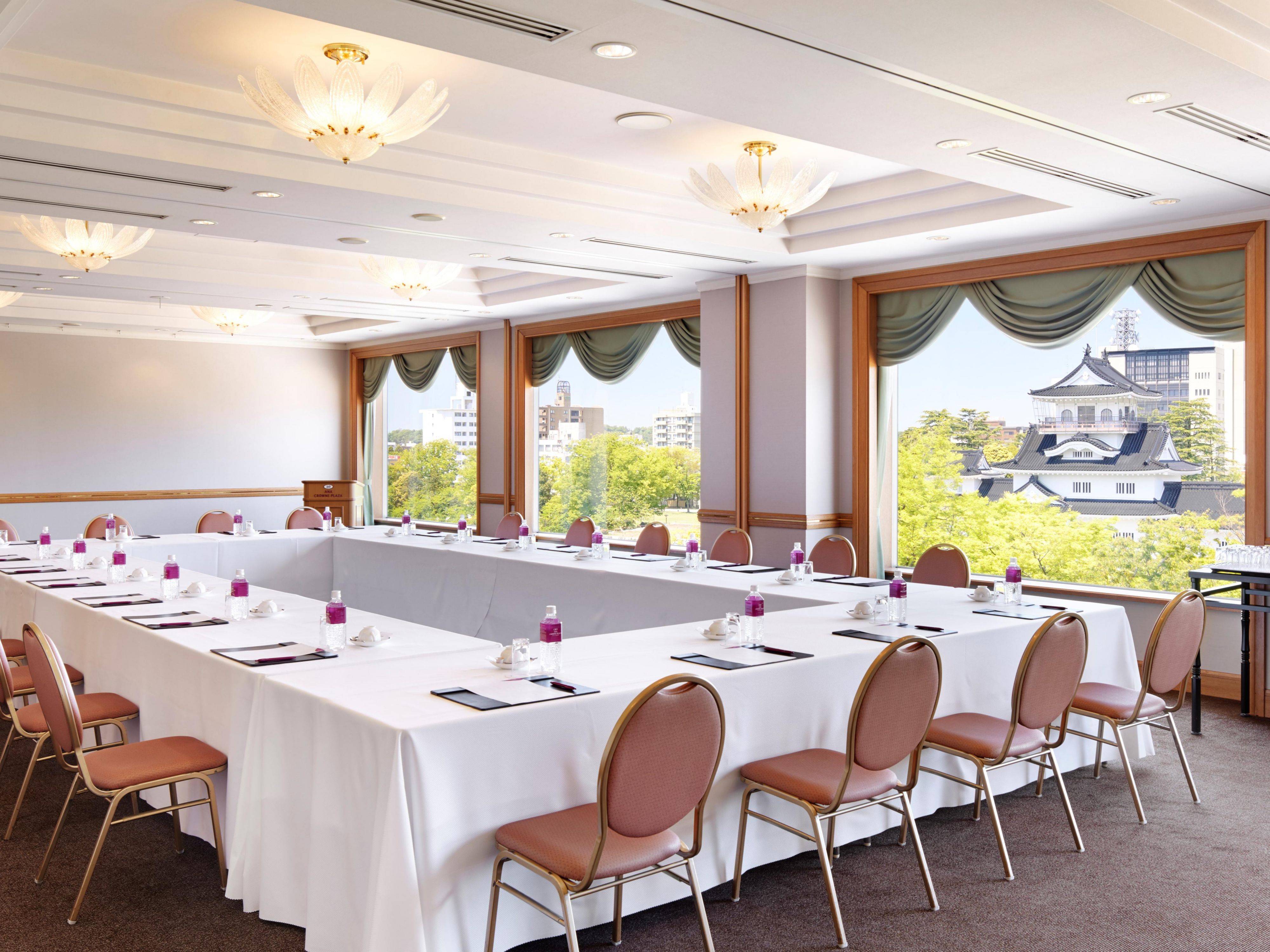 We have nine spaces, in a range of sizes that are suitable for exhibitions, conferences, small meetings and social gatherings. A unique sky banquet hall is located on the 19th floor with a view of Tateyama mountains by day and the city by night. There is a large banquet hall with a ceiling height of 7 meters that can accommodate up to 800 guests fo