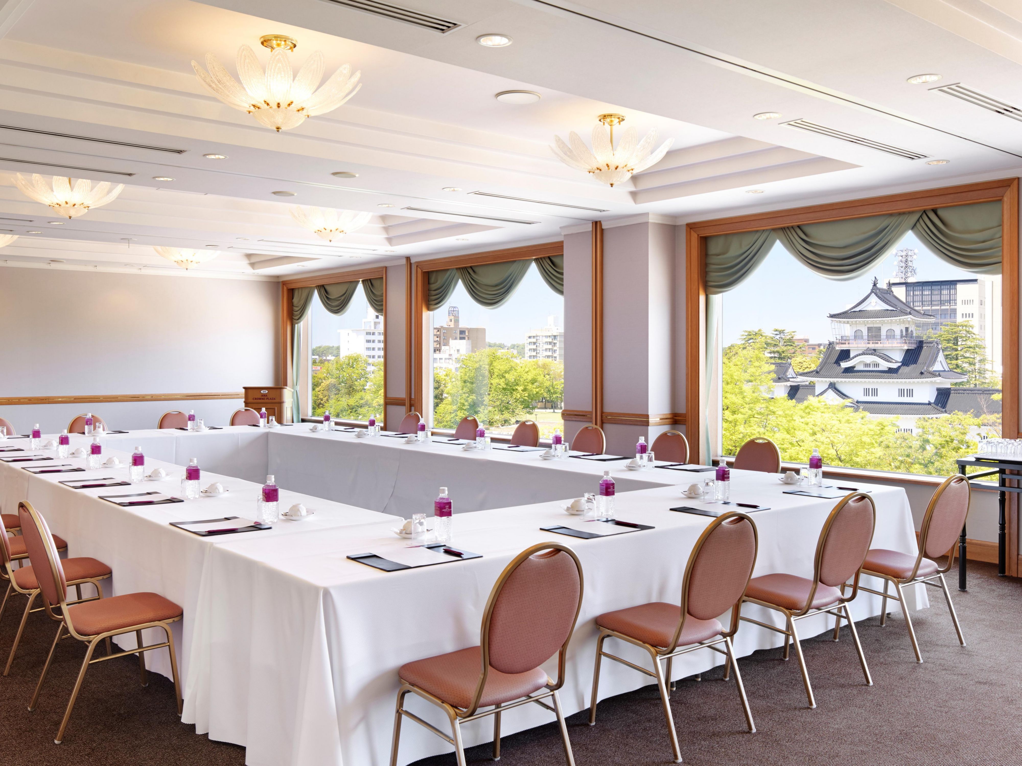 富山城址公園を一望できる宴会場を備え、中・小規模の研修や会議・会食など幅広くご利用いただけます。 また、落ち着いた木目調のブラウンカラー、展示会・懇親会に最適な中宴会場、地上19階に位置するスカイバンケット、盛大なパーティー、各種式典にご利用いただける７メートルの天井高を誇る大宴会場など9種類の宴会場を備えております。