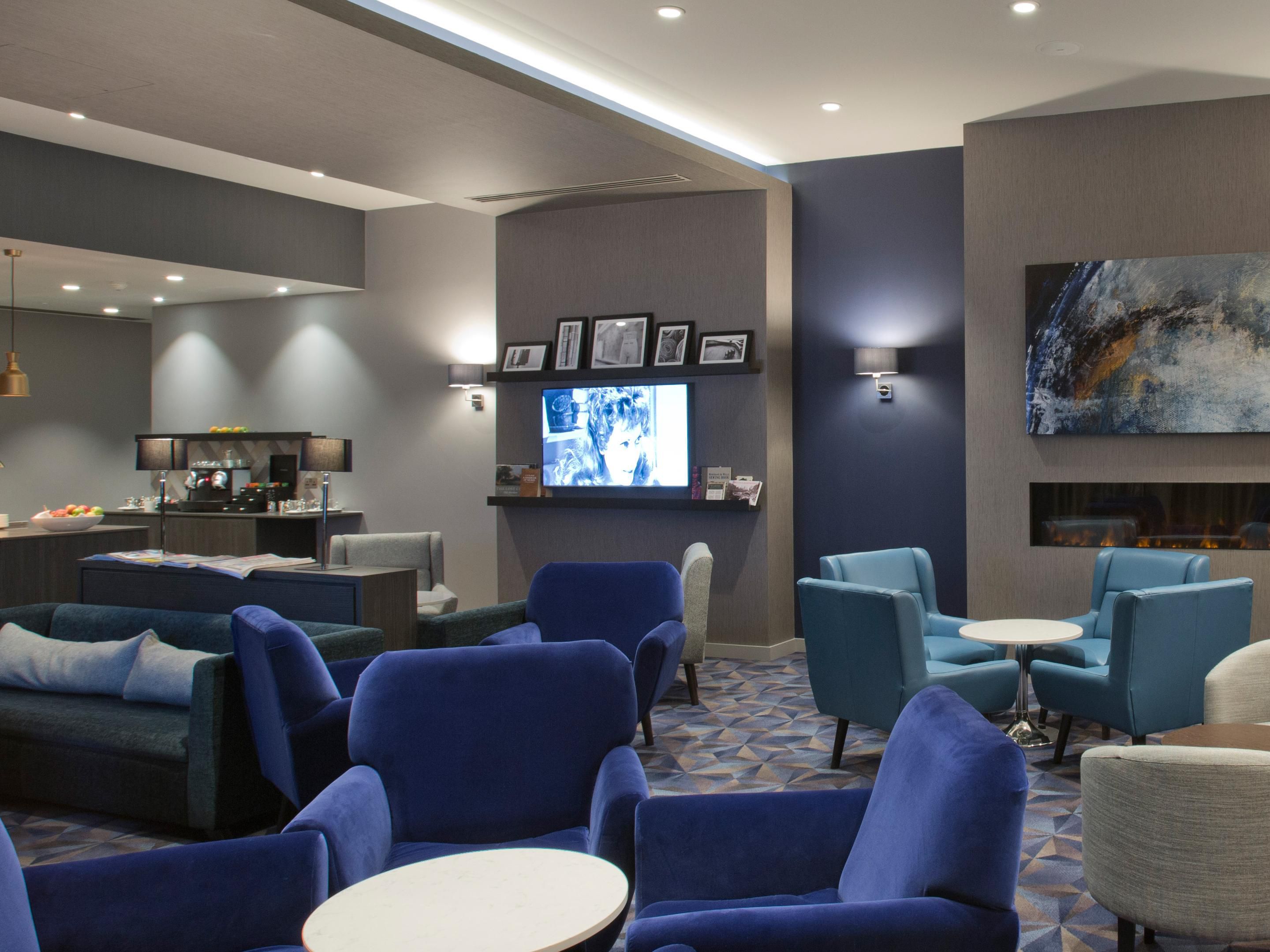 Guests in our club rooms have exclusive use of the Club Lounge, ideal for relaxing or working. Also, enjoy snacks and soft drinks all day. Enjoy complimentary canapes and a glass of your favourite wine between 5pm and 7pm. All our club rooms come with king-sized beds.