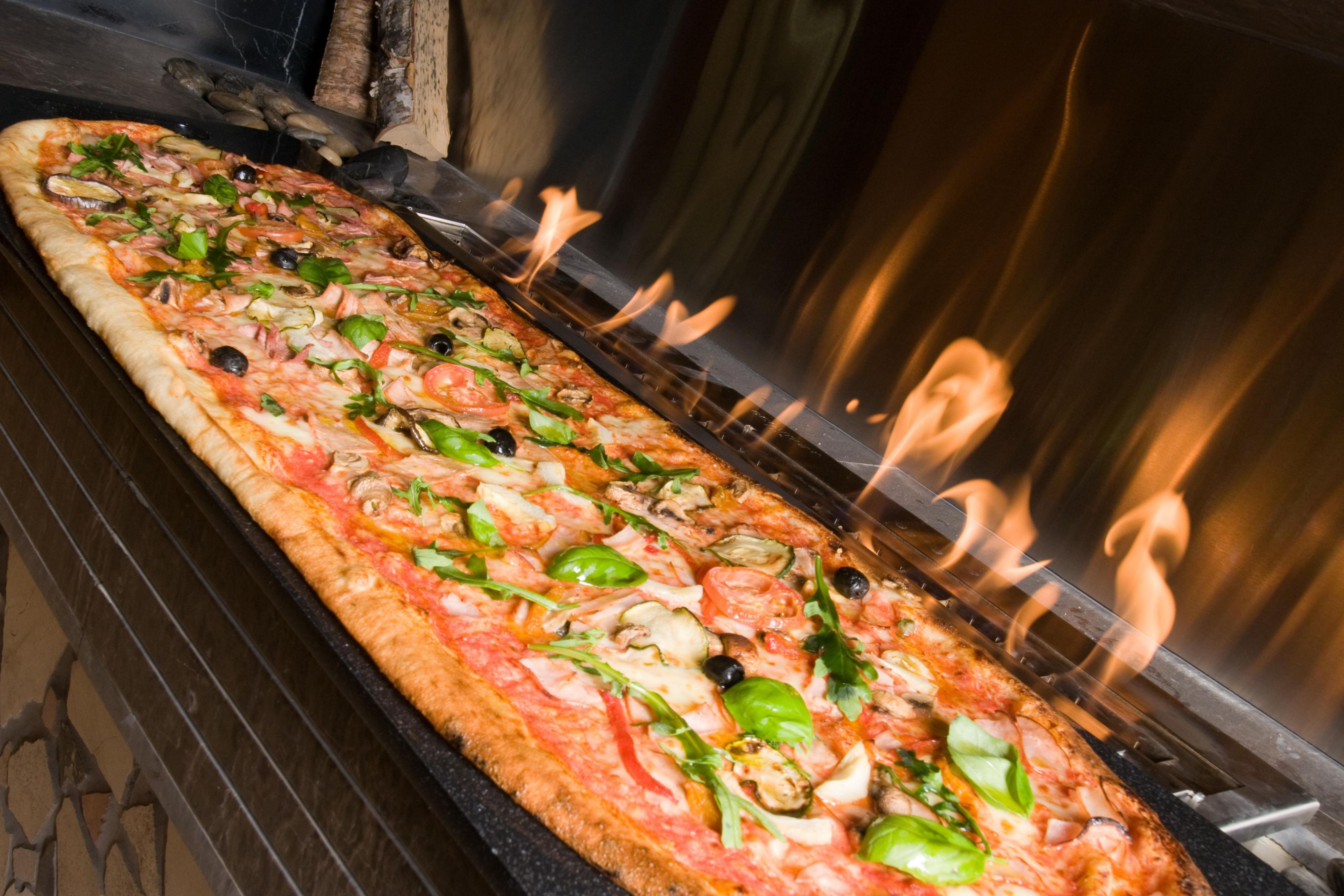 Spaccanapoli&#39;s signature dish: One-meter long Pizza!