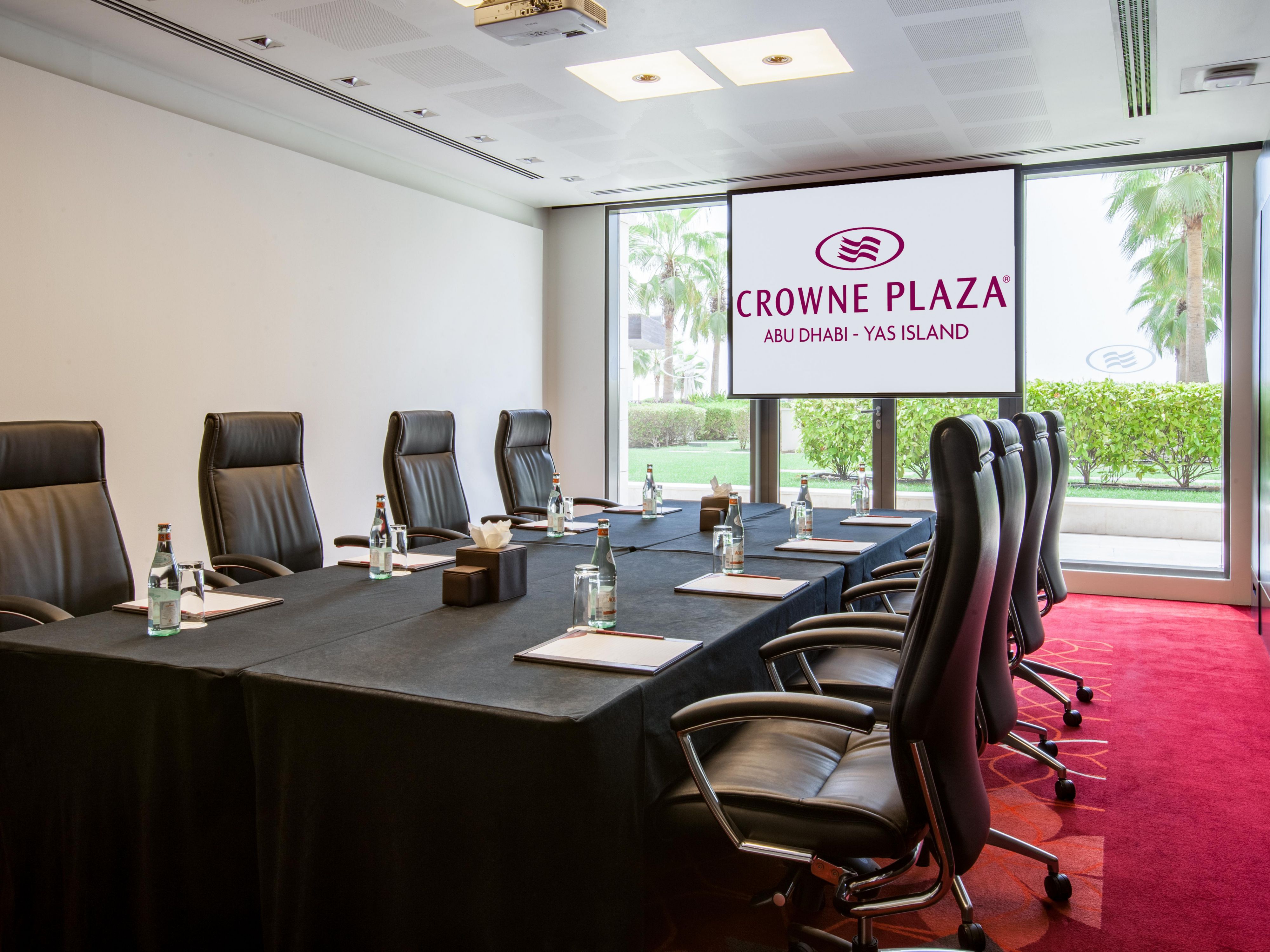 Extensive meetings and events facilities with state-of-the-art audio-visual technology, natural lighting and a view of the garden.