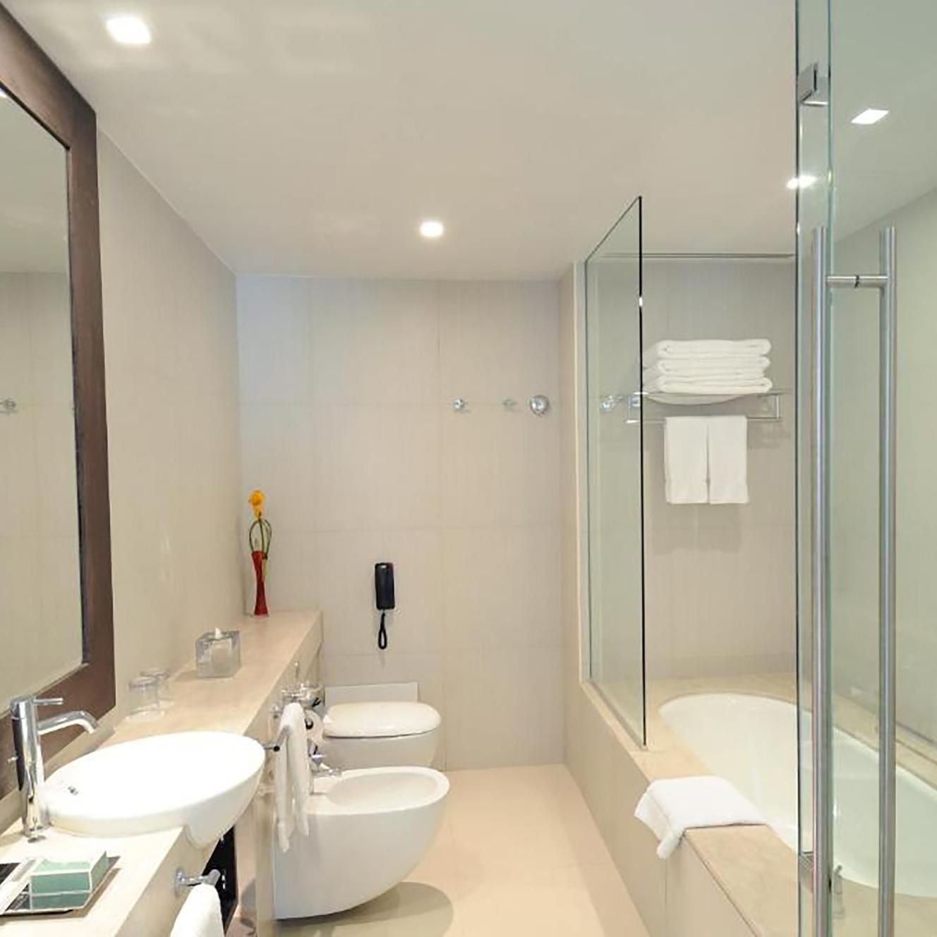 Clean and complete bathroom amenities for your comfort