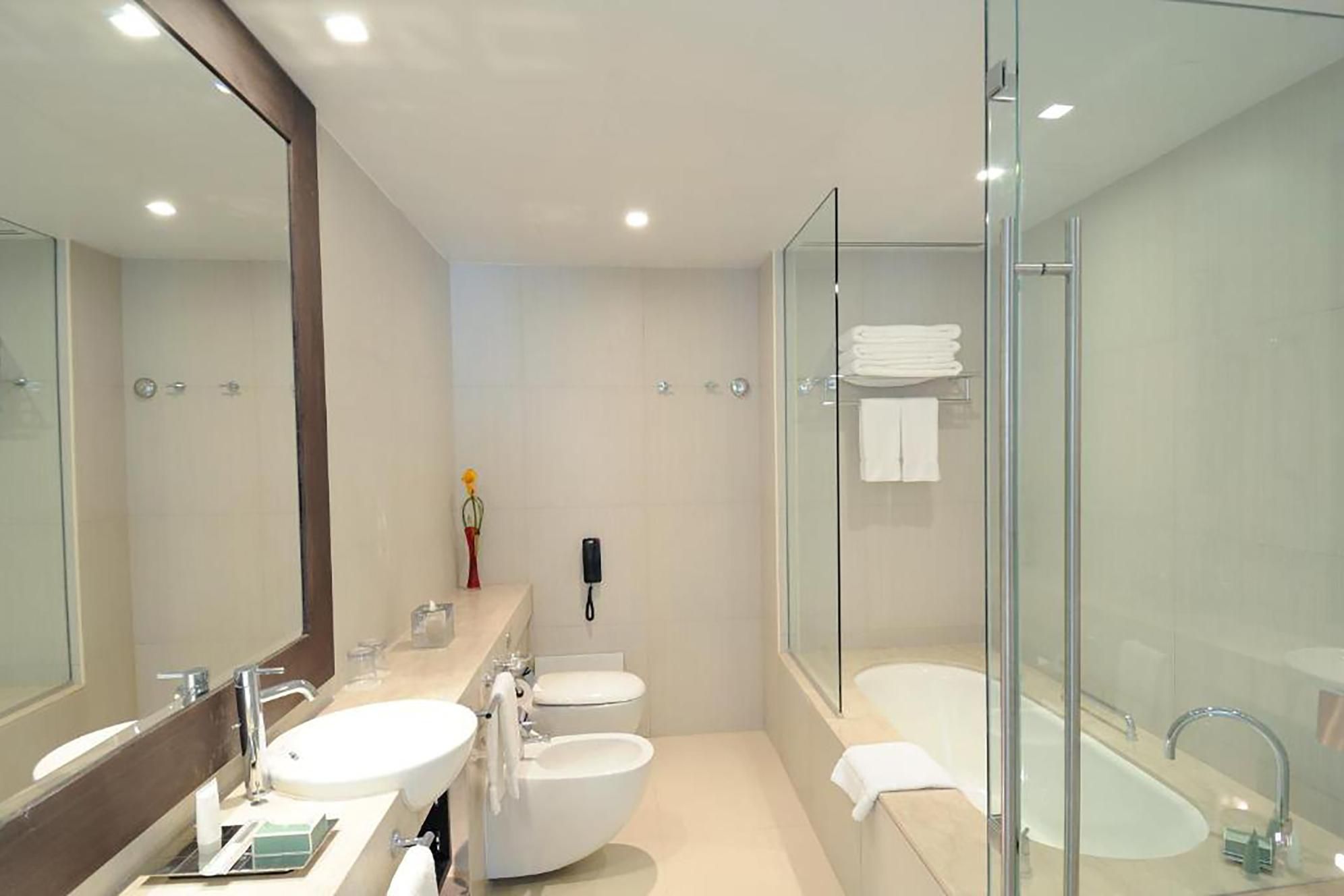 Clean and complete bathroom amenities for your comfort