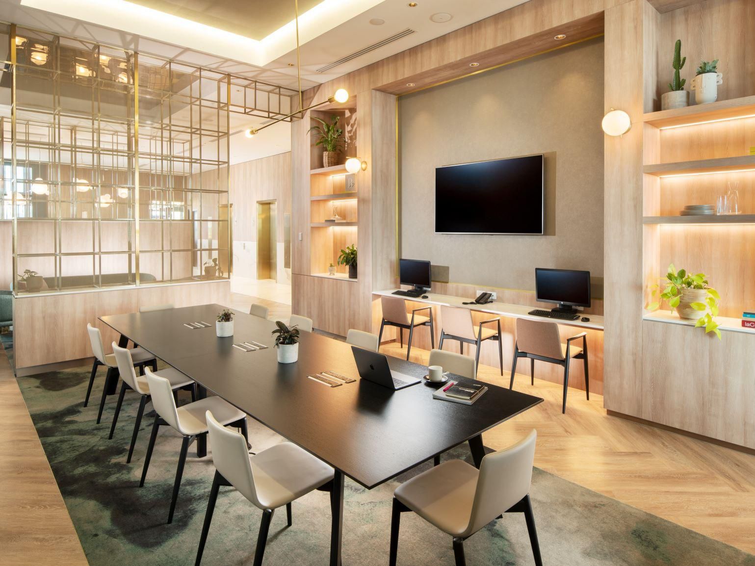 Stellen Sie Ihren Laptop in unserer innovativen Social-Lounge und dem Cooffice-Bereich, dem Plaza Workspace, auf. Es ist mit allen wichtigen Geschäftsfunktionen ausgestattet, sodass Sie Ihre To-do-Liste sorgenfrei durchgehen können.