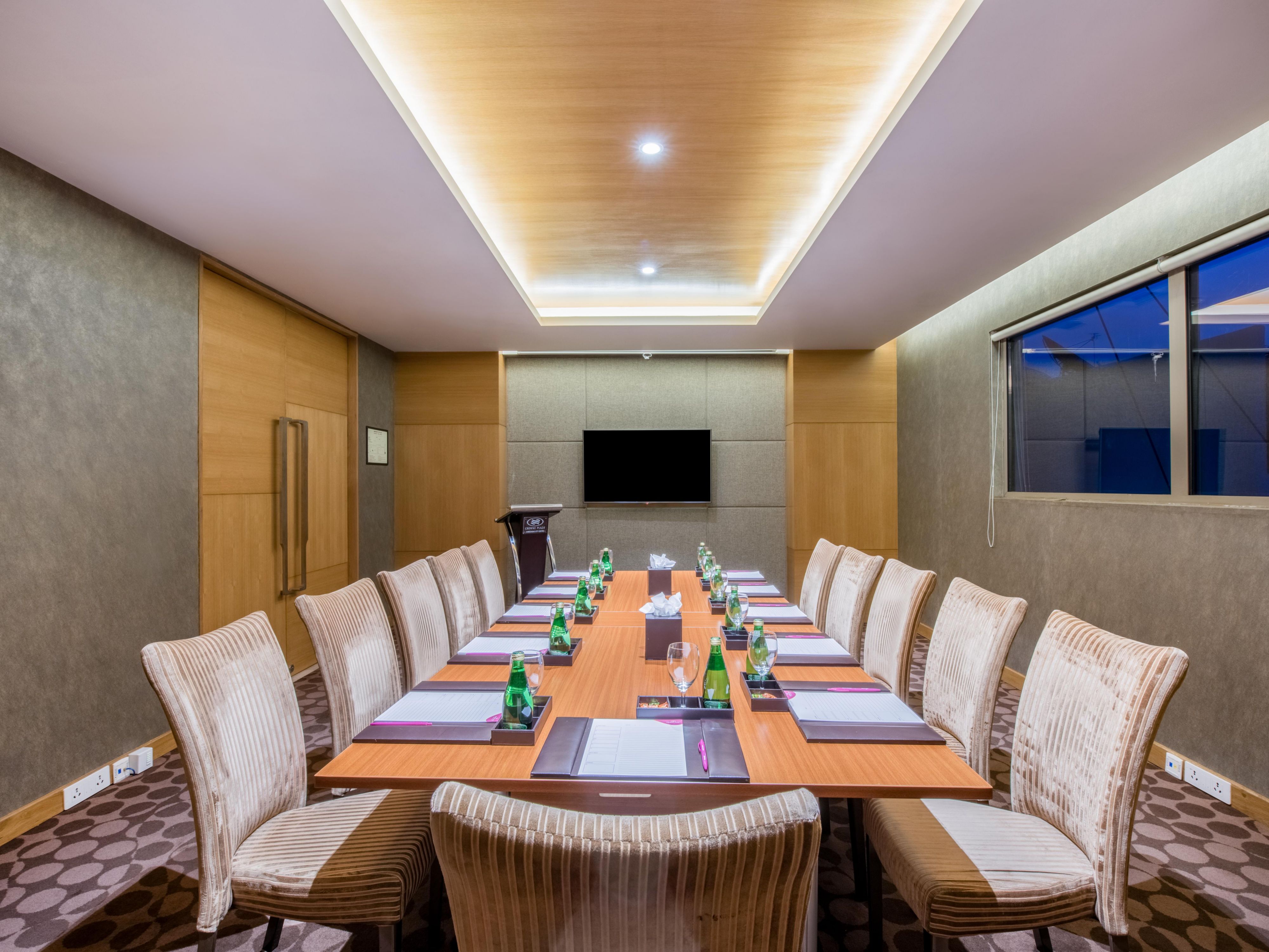 With 16,644 square feet of flexible meeting and event space, the hotel offers everything you need to plan the perfect function. Our hotel's dynamic spaces include one of the largest pillar-free ballrooms and has a private pre-function area.

