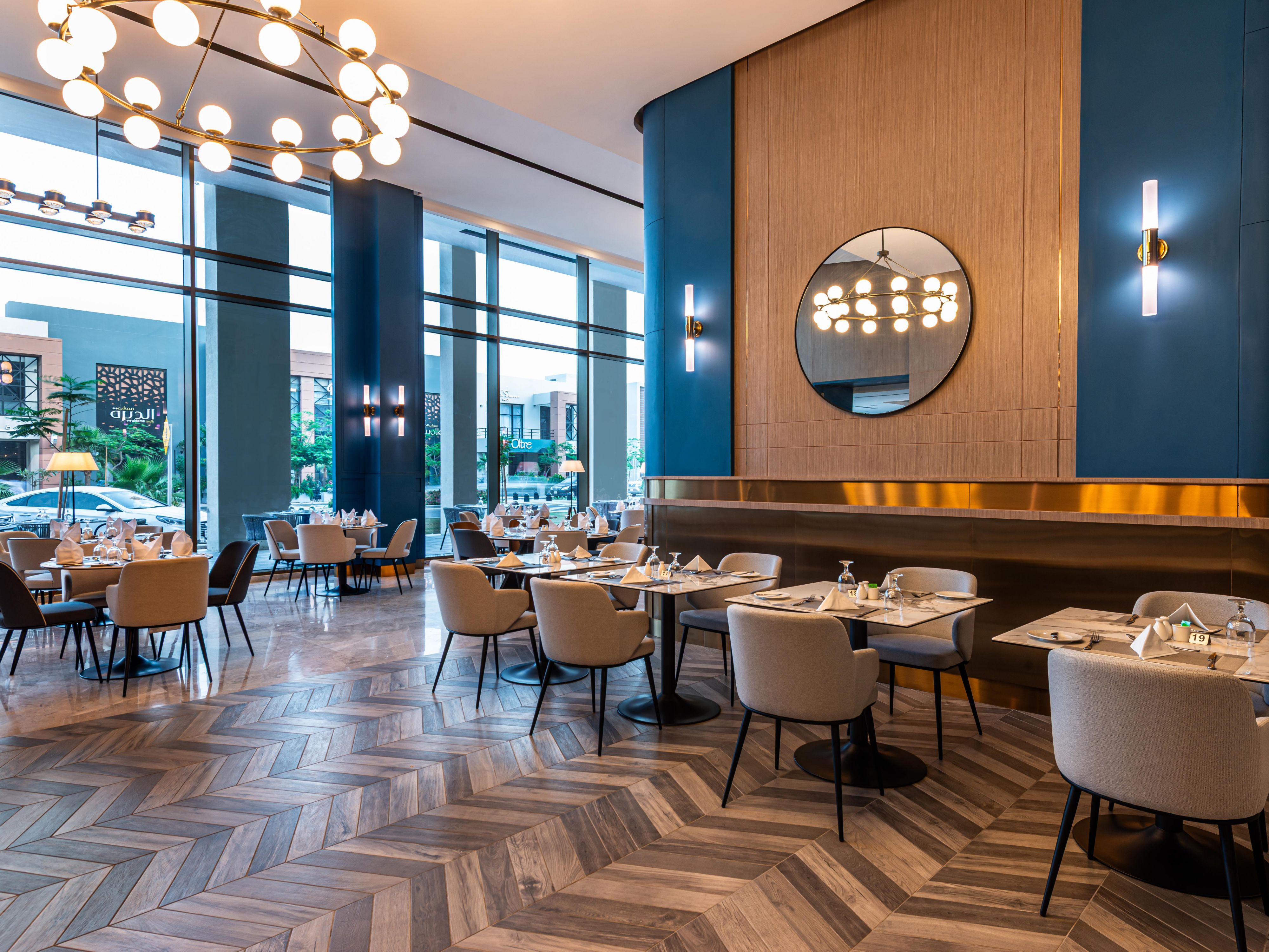 يقدم مطعم البساتين تجربة طعام مريحة وهادئة طوال اليوم. استمتعوا بأشهى الوجبات، من الإفطار إلى العشاء، في أجواء أنيقة ومريحة. مثالي للوجبات السريعة أو غداء العمل، فقائمة طعامنا المتنوعة تضمن لكم ما يناسب جميع الأذواق، في أي وقت تتناولون فيه طعامكم لدينا