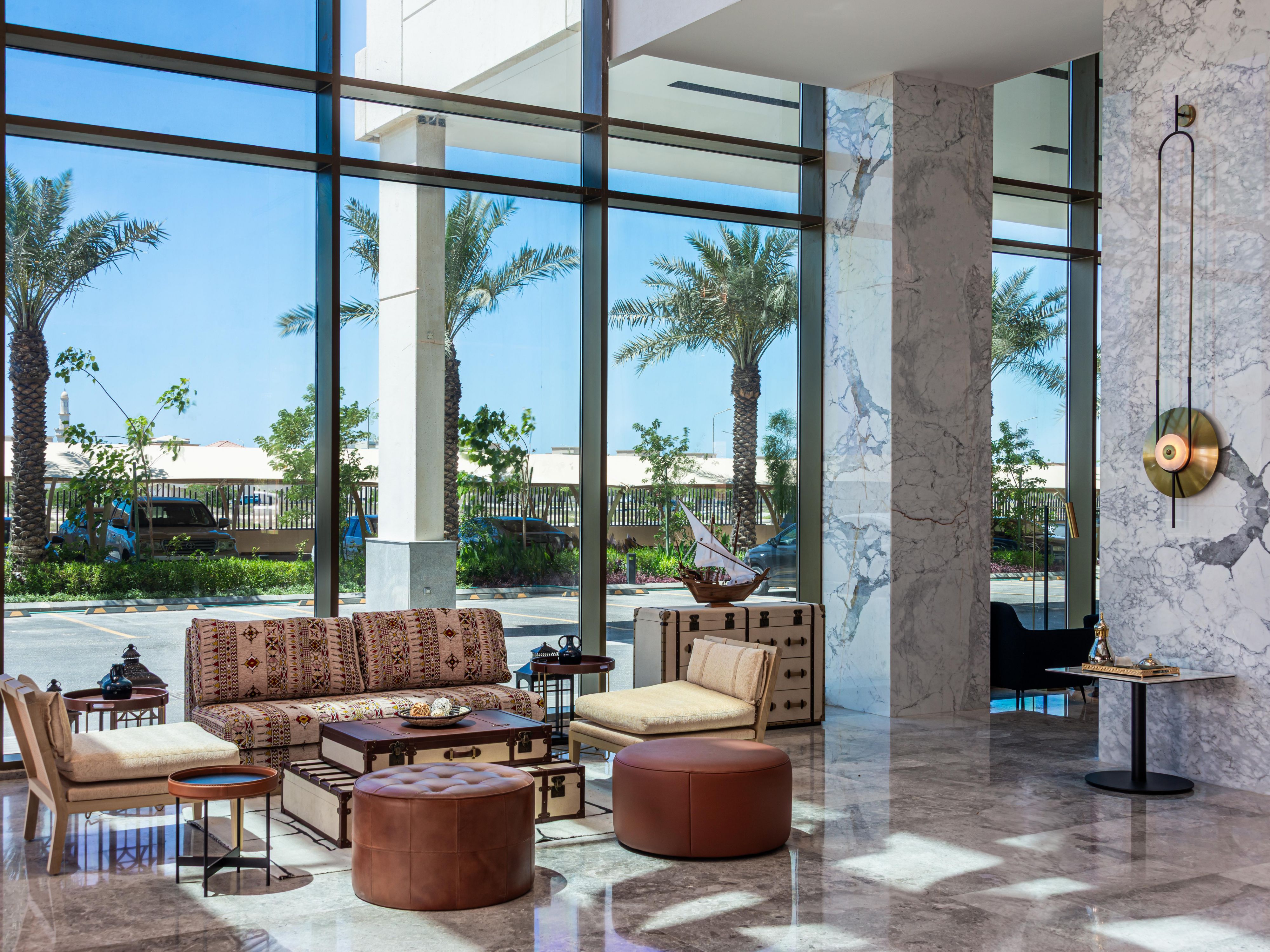 يدعوكم مقهى لوموند للاستمتاع برائحة القهوة الطازجة الغنية، إلى جانب تشكيلة شهية من المعجنات والحلويات والوجبات الخفيفة. من الكابتشينو الكريمي إلى الإسبريسو القوي واللاتيه المثلج المنعش، سيُحضّر لكم خبراء الباريستا لدينا كوبًا مثاليًا في أجواء دافئة ومريحة