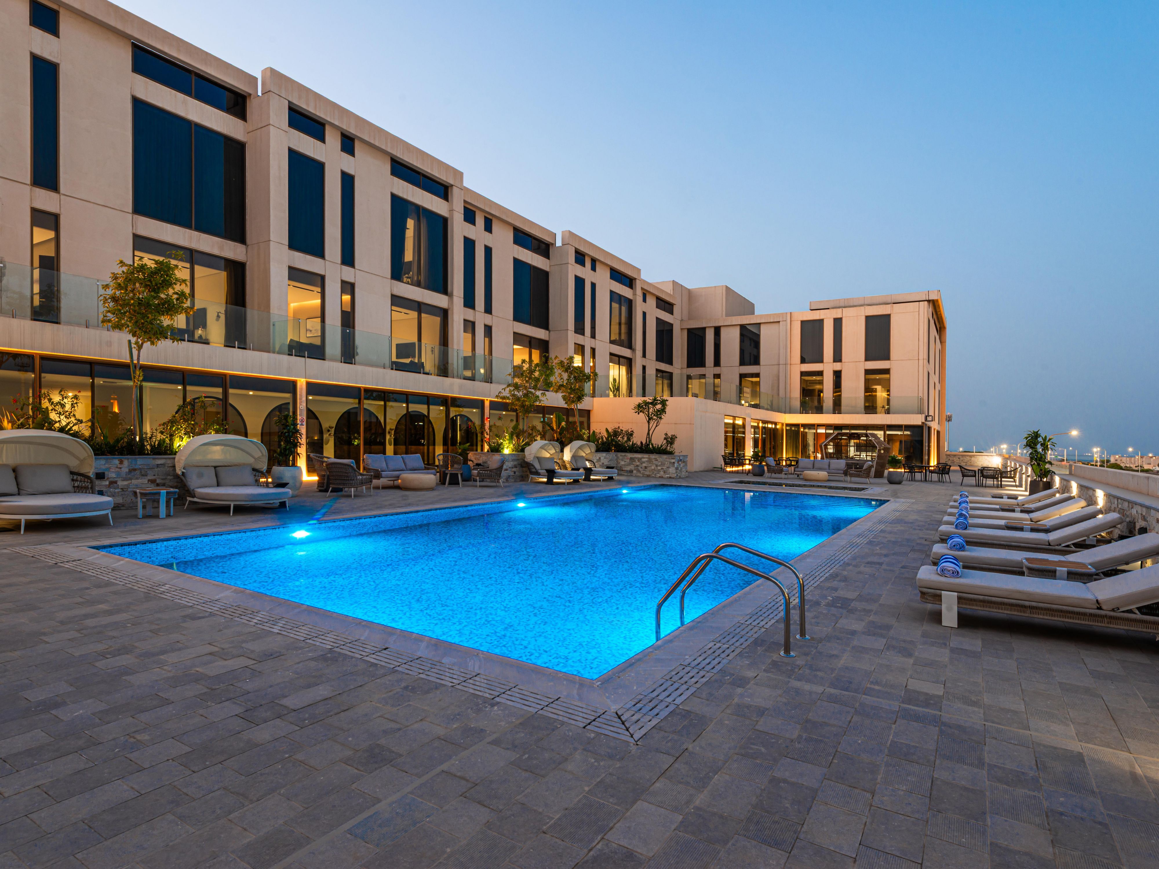 اجعل ليالي الخميس لا تُنسى مع عشاءنا بجانب المسبح في كراون بلازا الجبيل! استمتع ببوفيه مفتوح غنيّ بالنكهات العالمية والمحلية المفضلة، كل ذلك بسعر خاص. استمتع بمزيج مثالي من أشهى المأكولات، وأجواء المسبح، وأجواء الاسترخاء تحت سماء المساء.