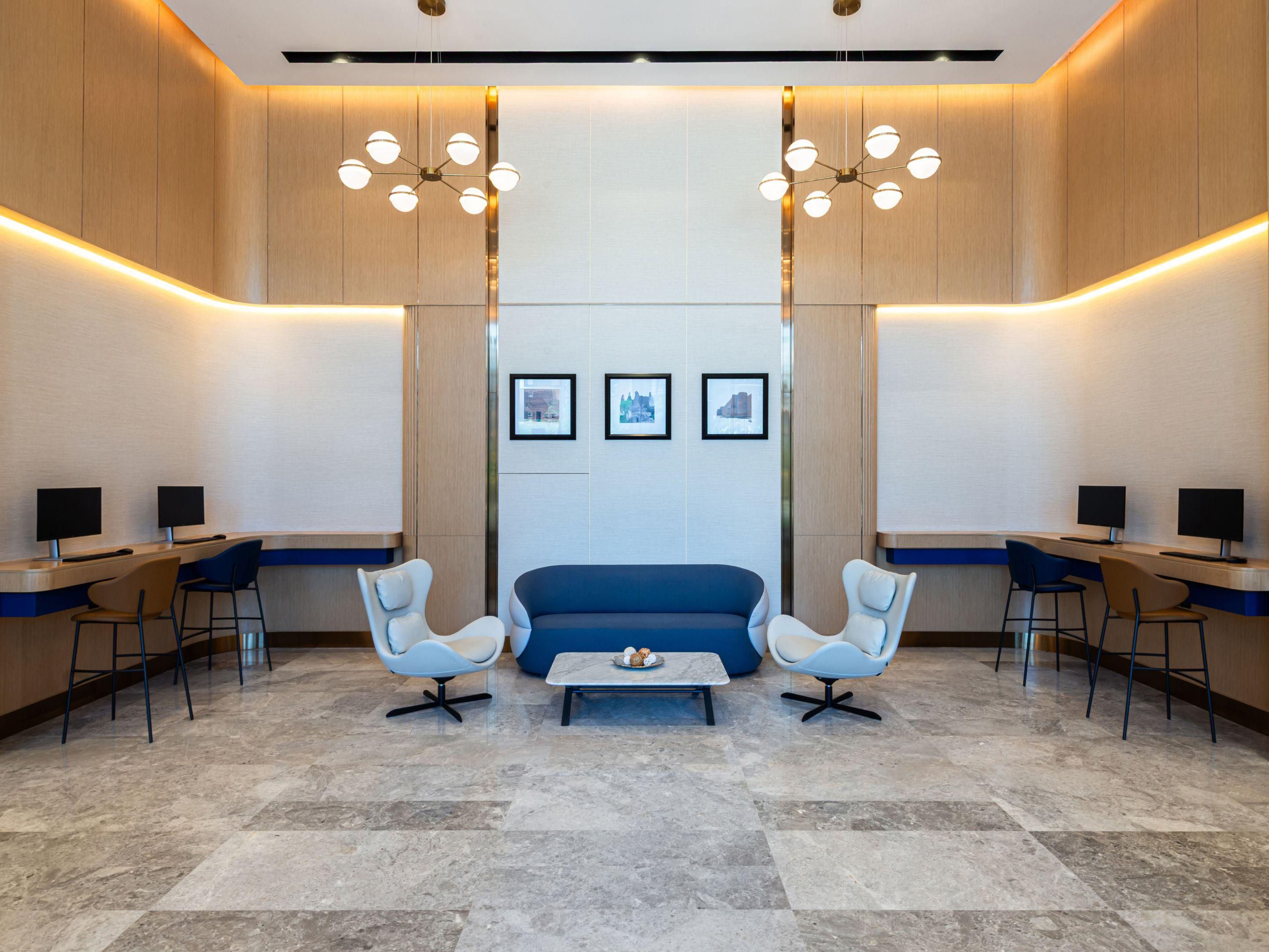 يوفر مركز خدمات الأعمال جوًا من الاسترخاء للضيف لحضور العمل أثناء السفر. يقع في مكان مناسب في الردهة بالقرب من مقهى Le Monde ، مما يسمح للضيف بالإقامة منتجًا أثناء الاستمتاع بالقهوة الطازجة أو الشاي أو المشروبات المنعشة في أجواء مريحة وملهمة.