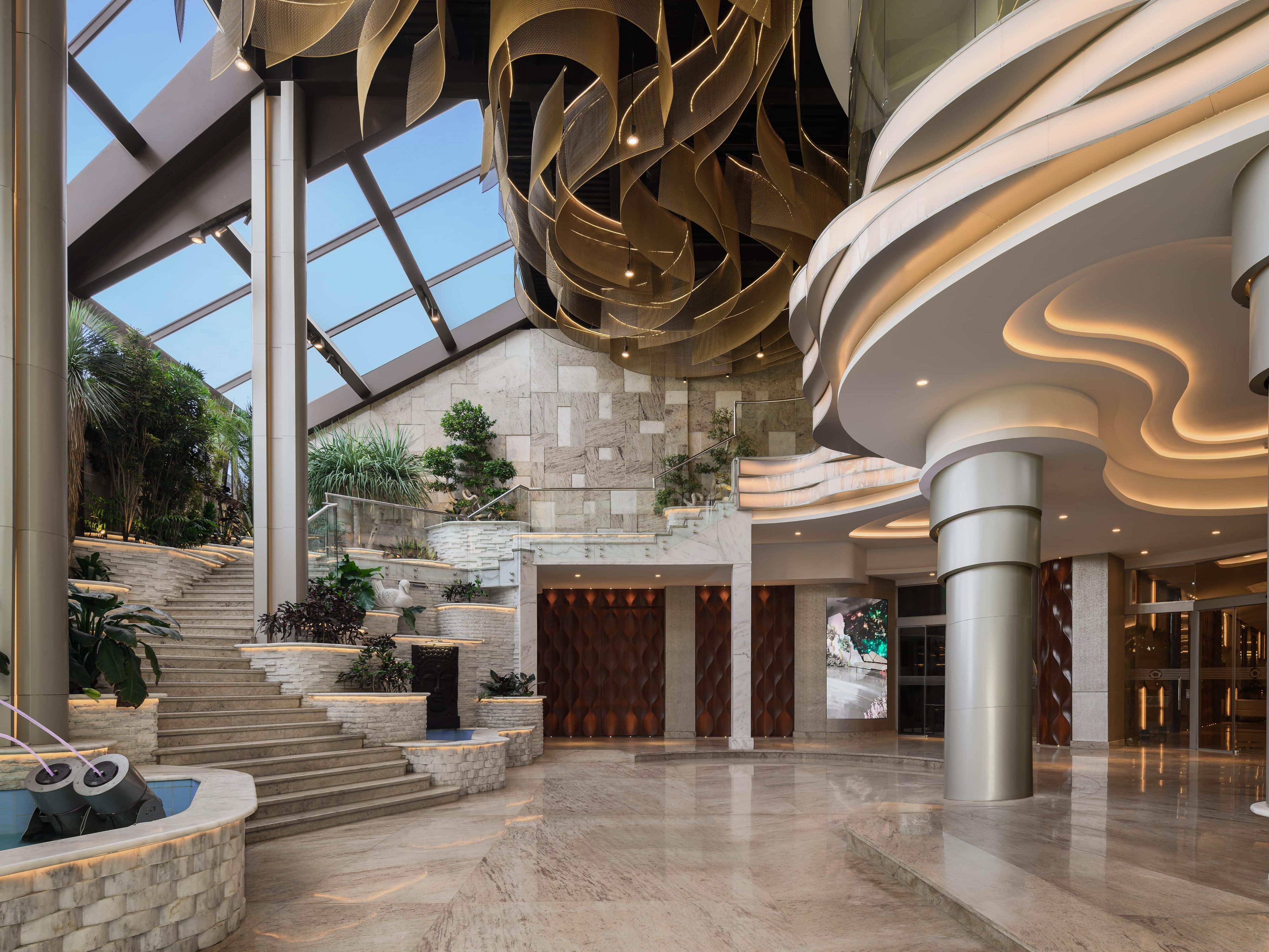 Flûte est une salle de réunion de 80 m² située au Crowne Plaza Alexandria Mirage. Elle est idéale pour les petites réunions, les sessions de cadres ou les pauses. Baignée de lumière naturelle et d’une connexion Internet fiable, elle offre un environnement professionnel relaxant pour des réunions productives.