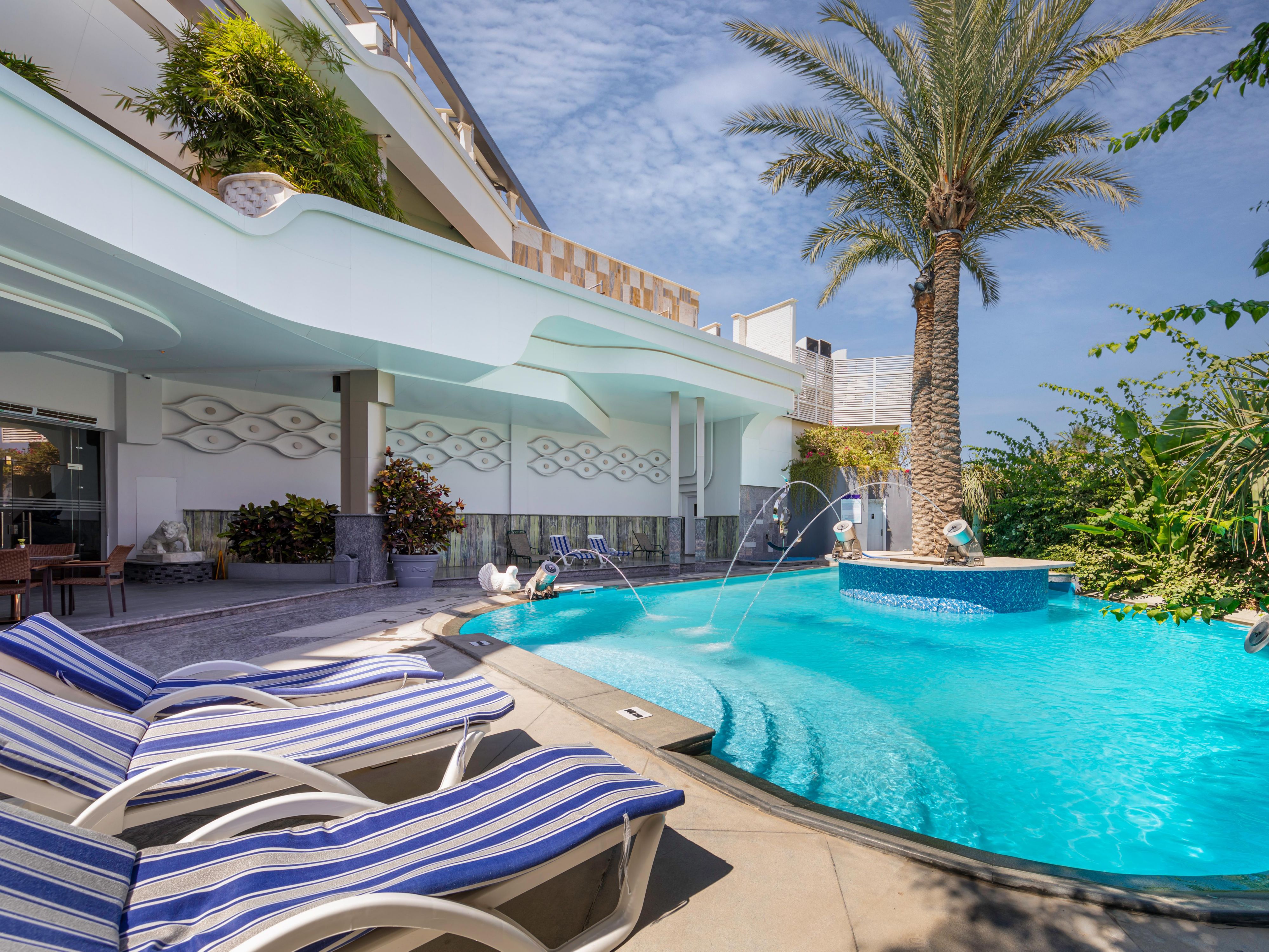 Détendez-vous et ressourcez-vous au bord de la piscine