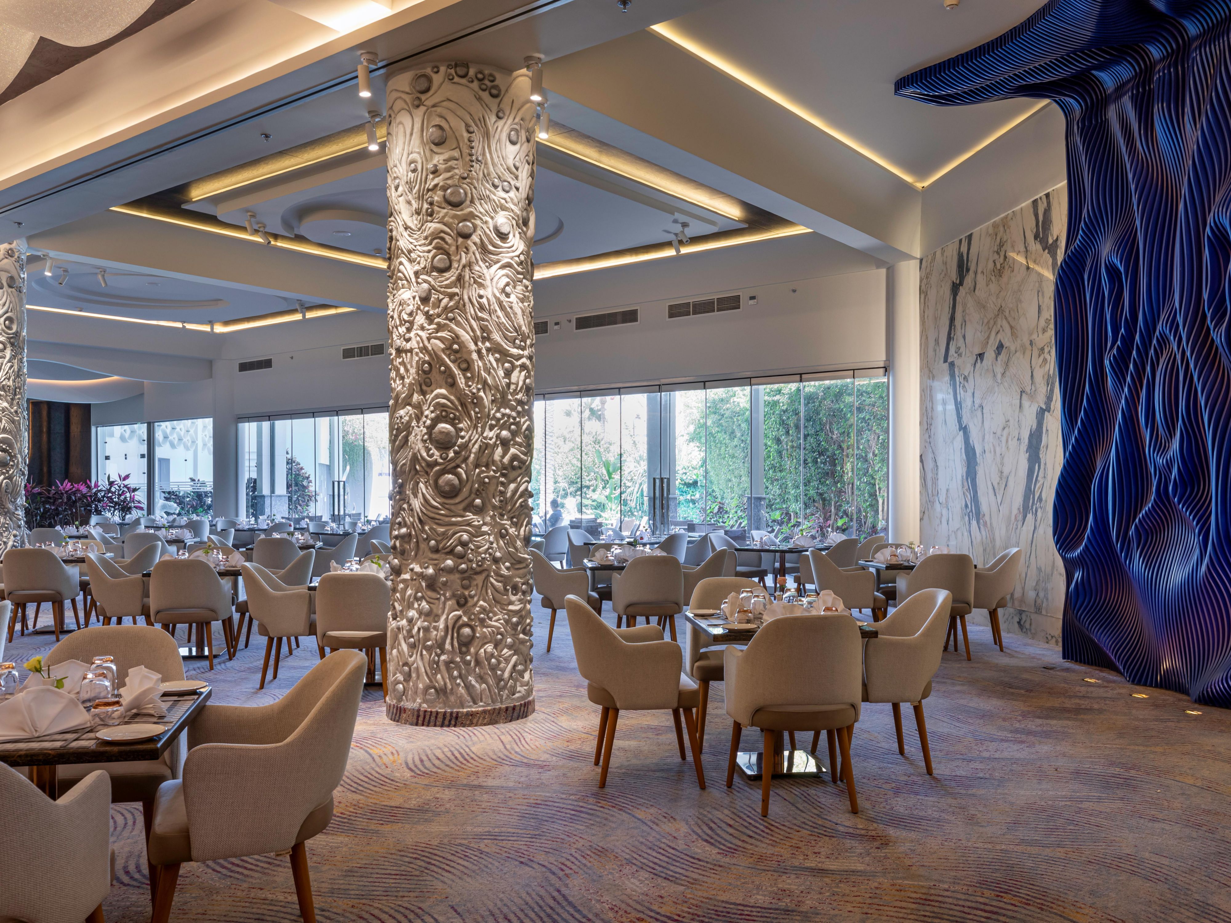 Profitez d'un petit-déjeuner buffet quotidien à The Curve, comprenant une large sélection de plats locaux et internationaux. Parfaite pour des week-ends de détendu ou des matins d’affaires productifs, l’ Crowne Plaza Alexandria Mirage vous permettra de passer une journée confortable