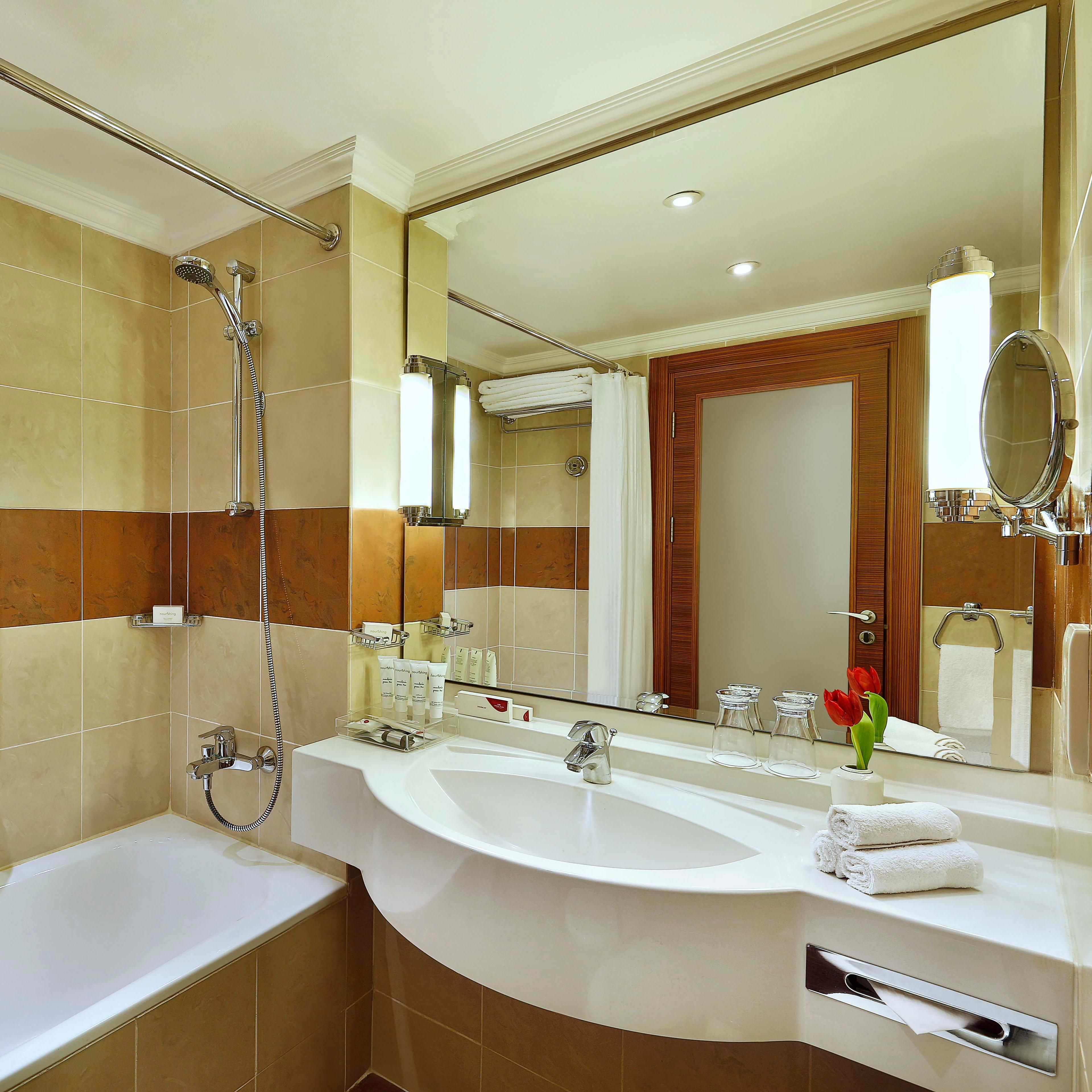 Delightful Bathroom with modern amenities