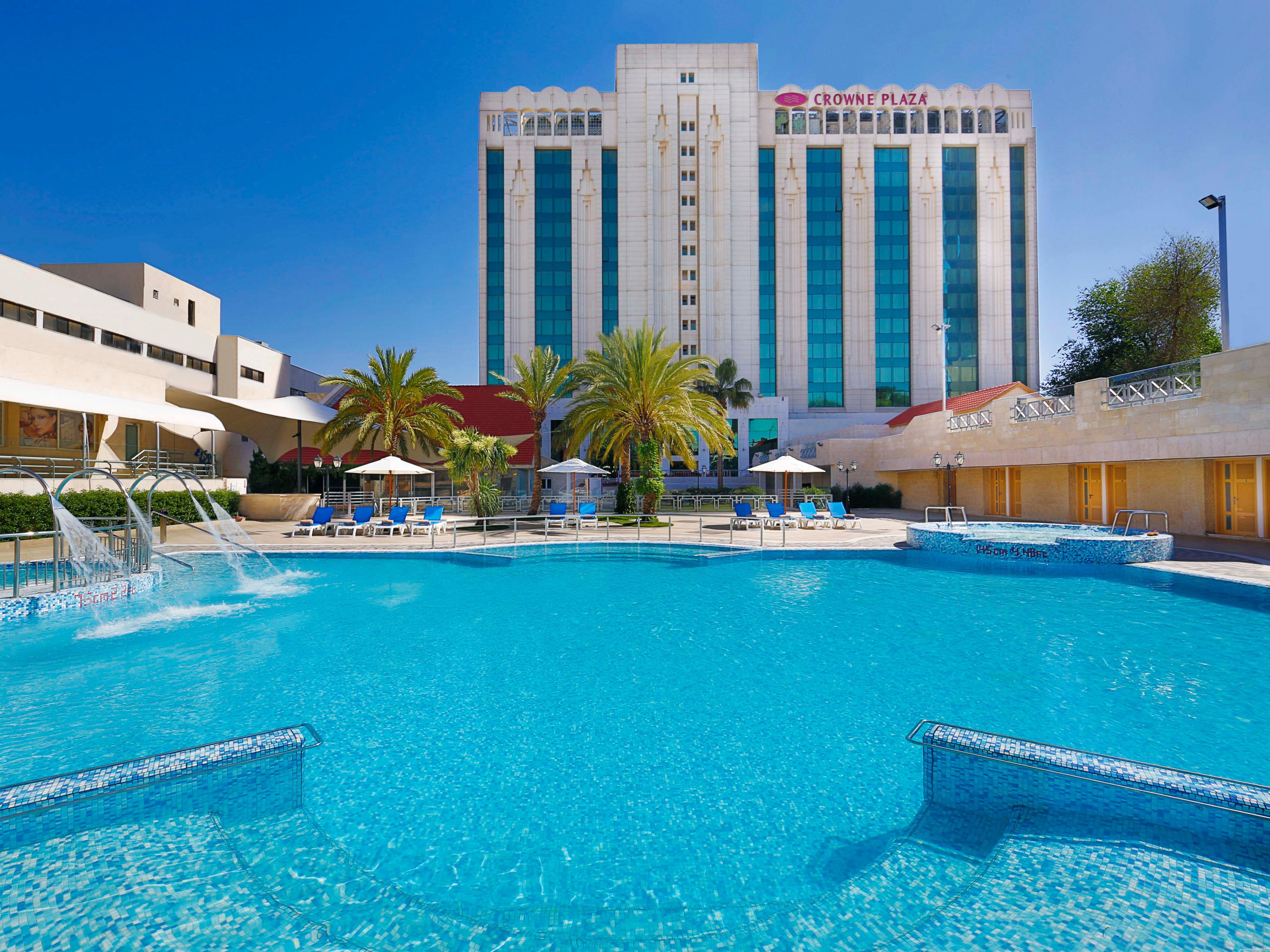 Summer is here, and the pool is ready for you! Whether you're looking to cool off, catch some rays or simply unwind, our pool is the perfect place to make the most of the season. Open daily from 9:00 am to 6:00 pm, the pool is your go to retreat for sunny days and summer vibes. Live DJ by the poolside every Friday and Saturday.