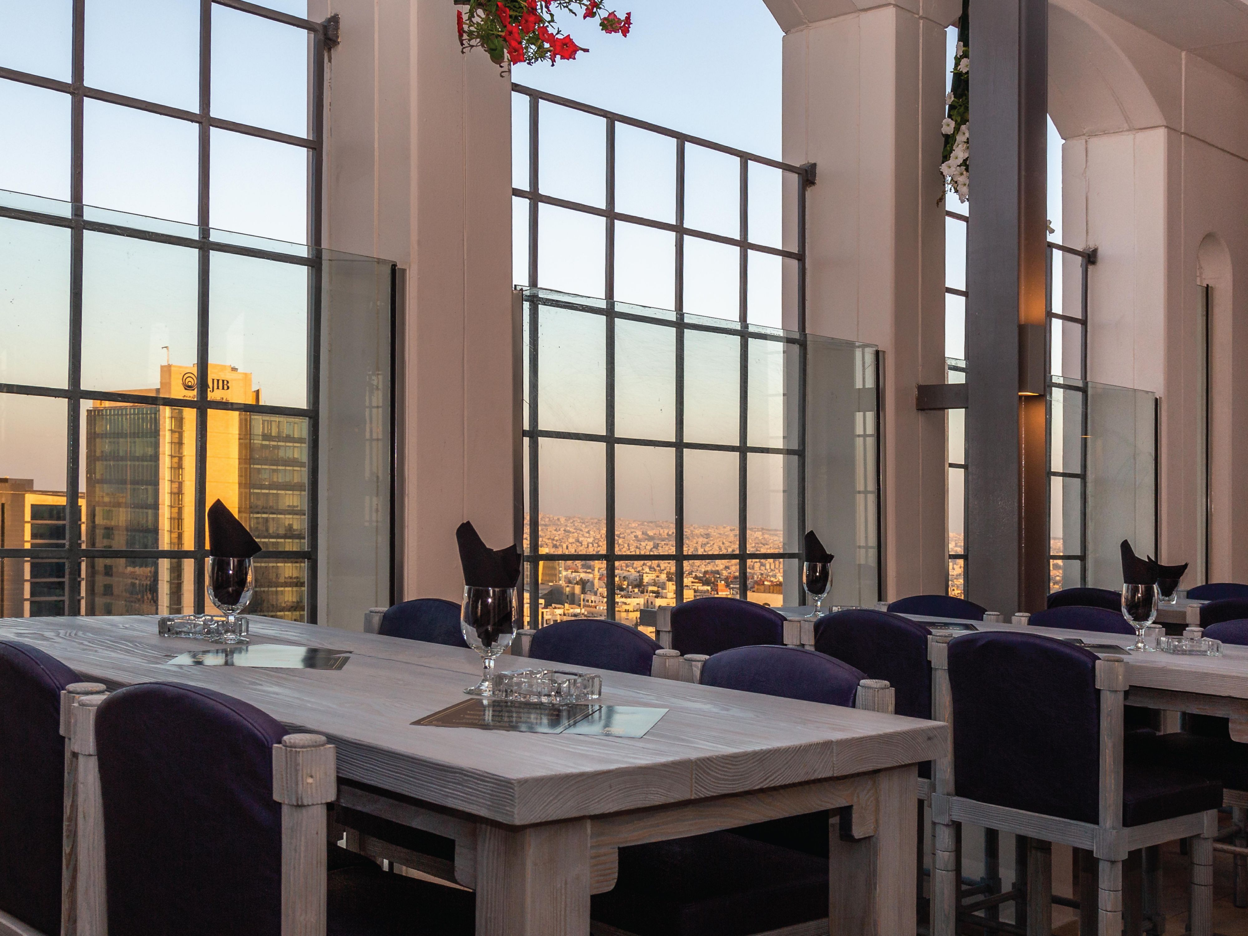 Authentic contemporary food, awesome music and a 270° bird's-eye view that makes you feel like you’re on top of the world! Enjoy the vibrant and fresh flavors of the world where you will be served modernly interpreted traditional dishes and international delicacies by our culinary virtuosos at Crowne Plaza’s rooftop.