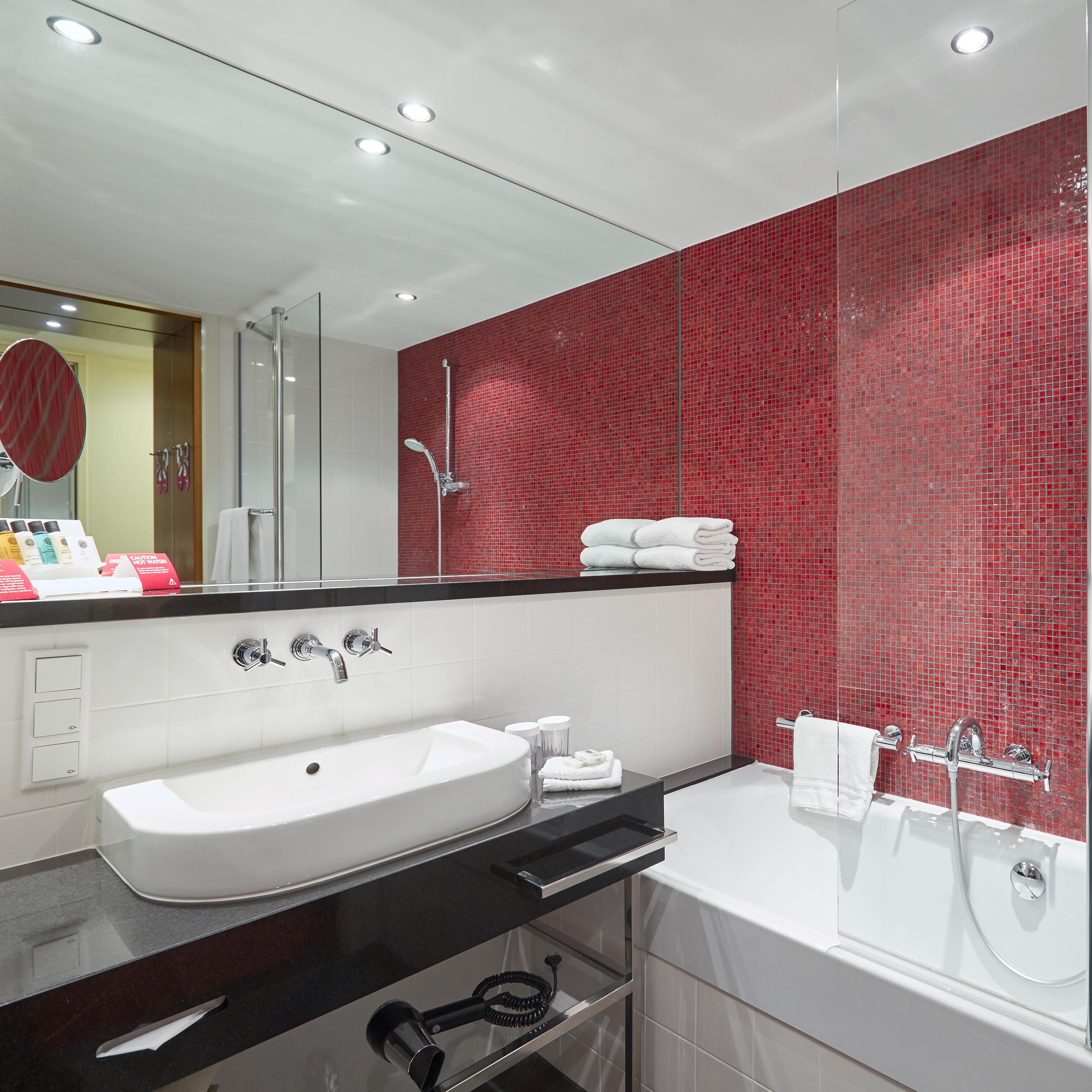 Luxe badkamer met grote badkuip in een Superior kamer