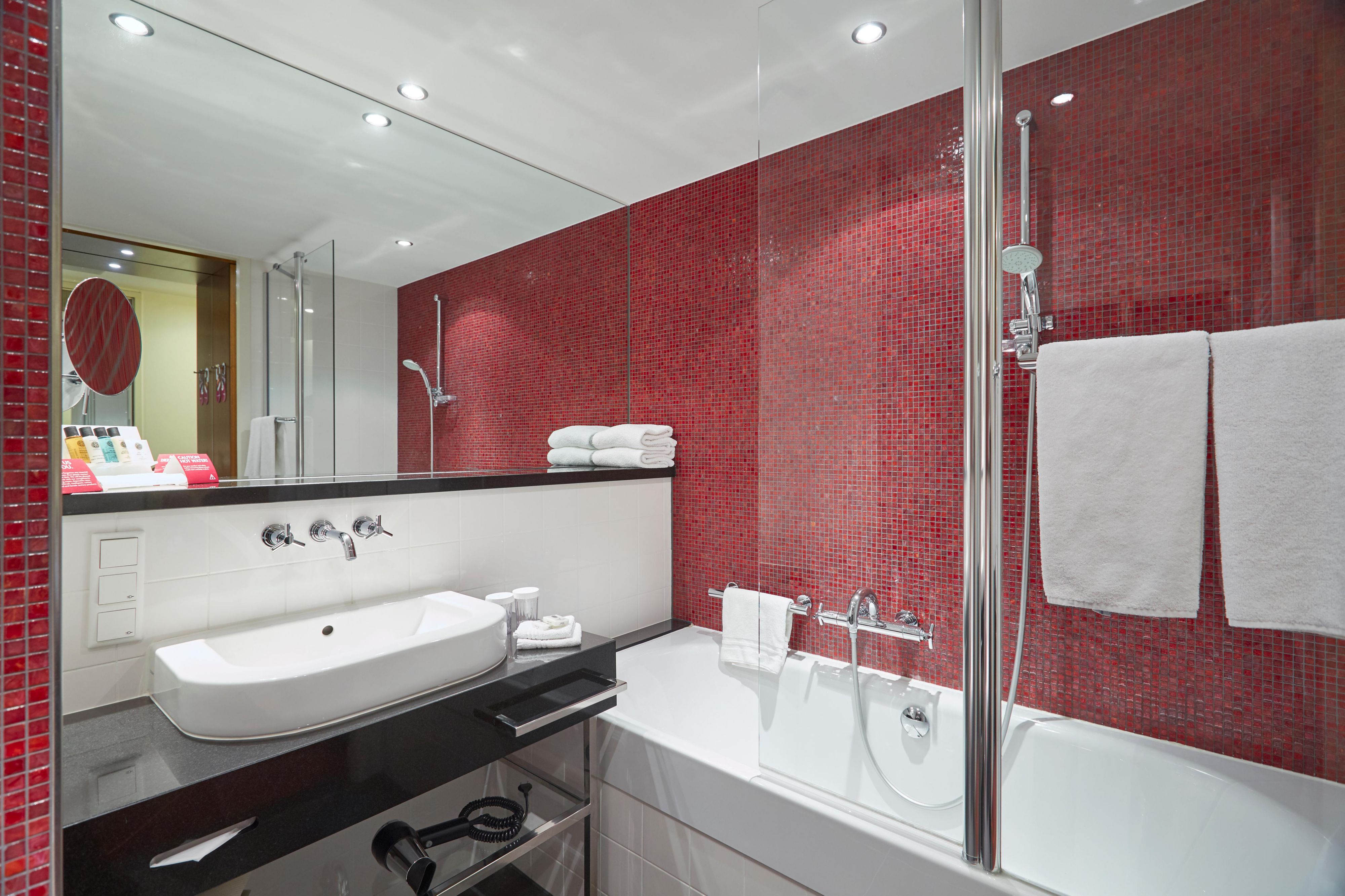 Luxe badkamer met grote badkuip in een Superior kamer