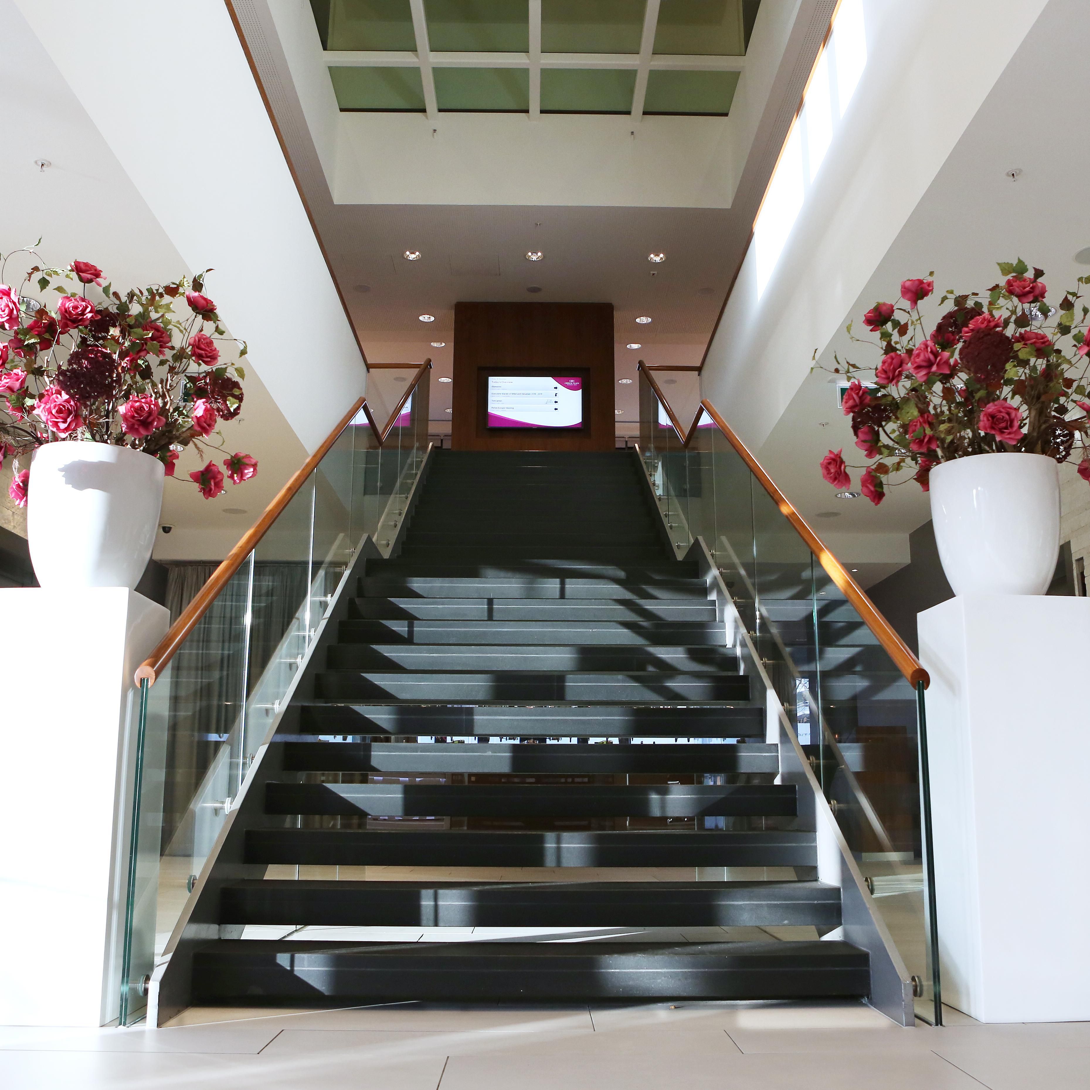 Indrukwekkende trappenhuis in de hotel lobby