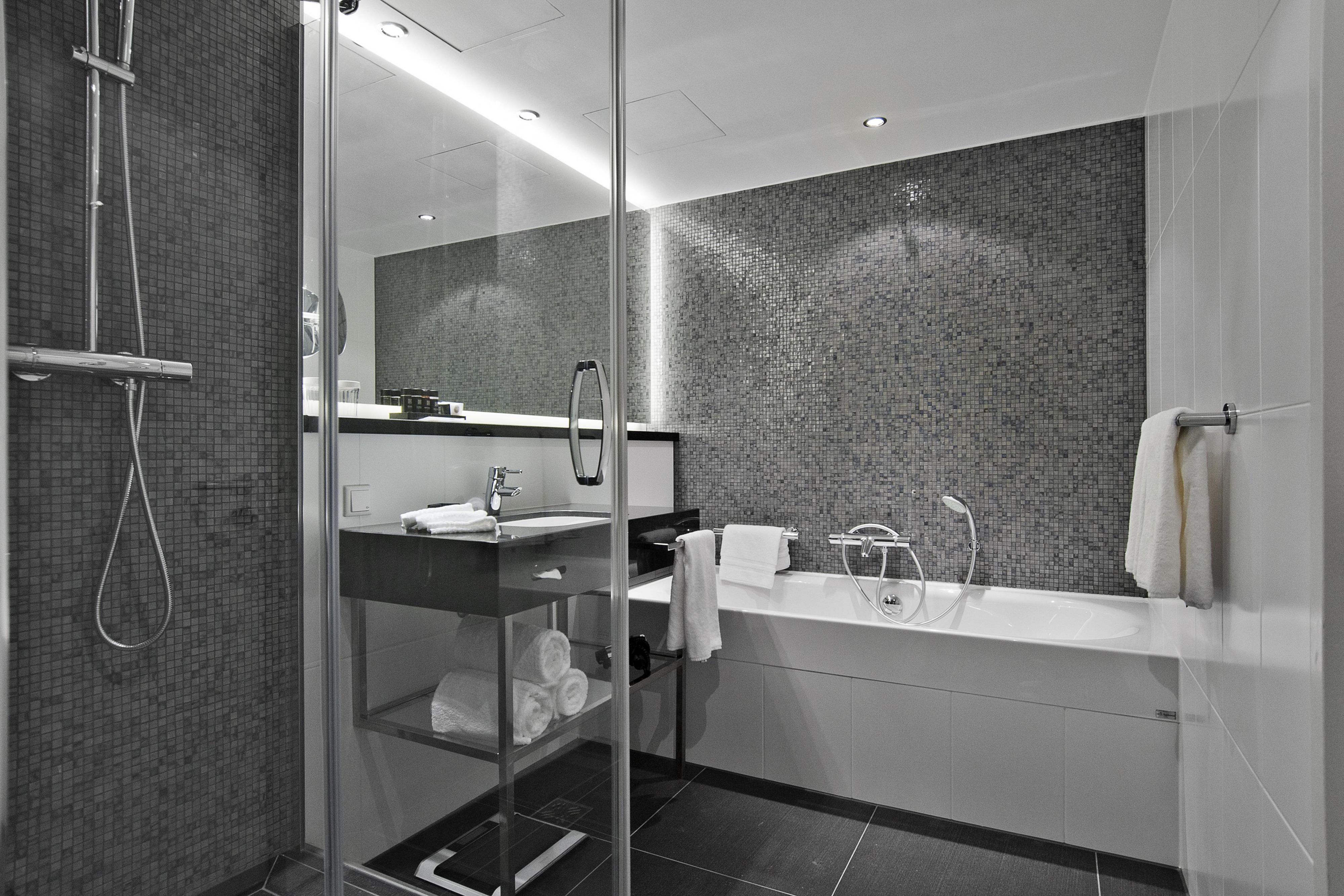 Een modern en grote badkamer in een van onze Suites