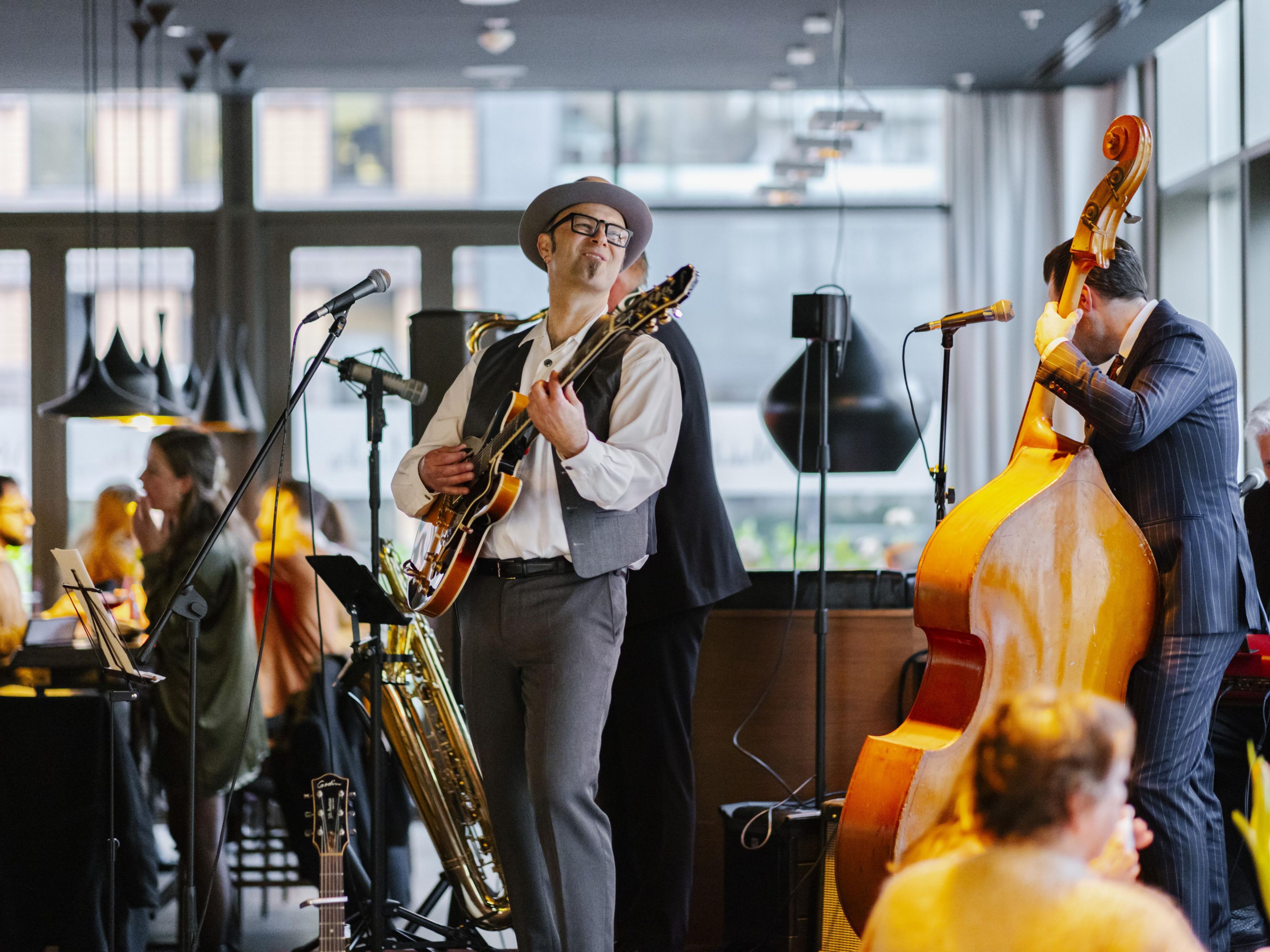 Wednesdays at 6:30: Run around the Zuidas guided by Sebastien;
Thursdays at 18:00: Live music at the bar; 
Fridays at 16:00: Happy Hours at the bar; 
and a lot more events. Check the website for more.