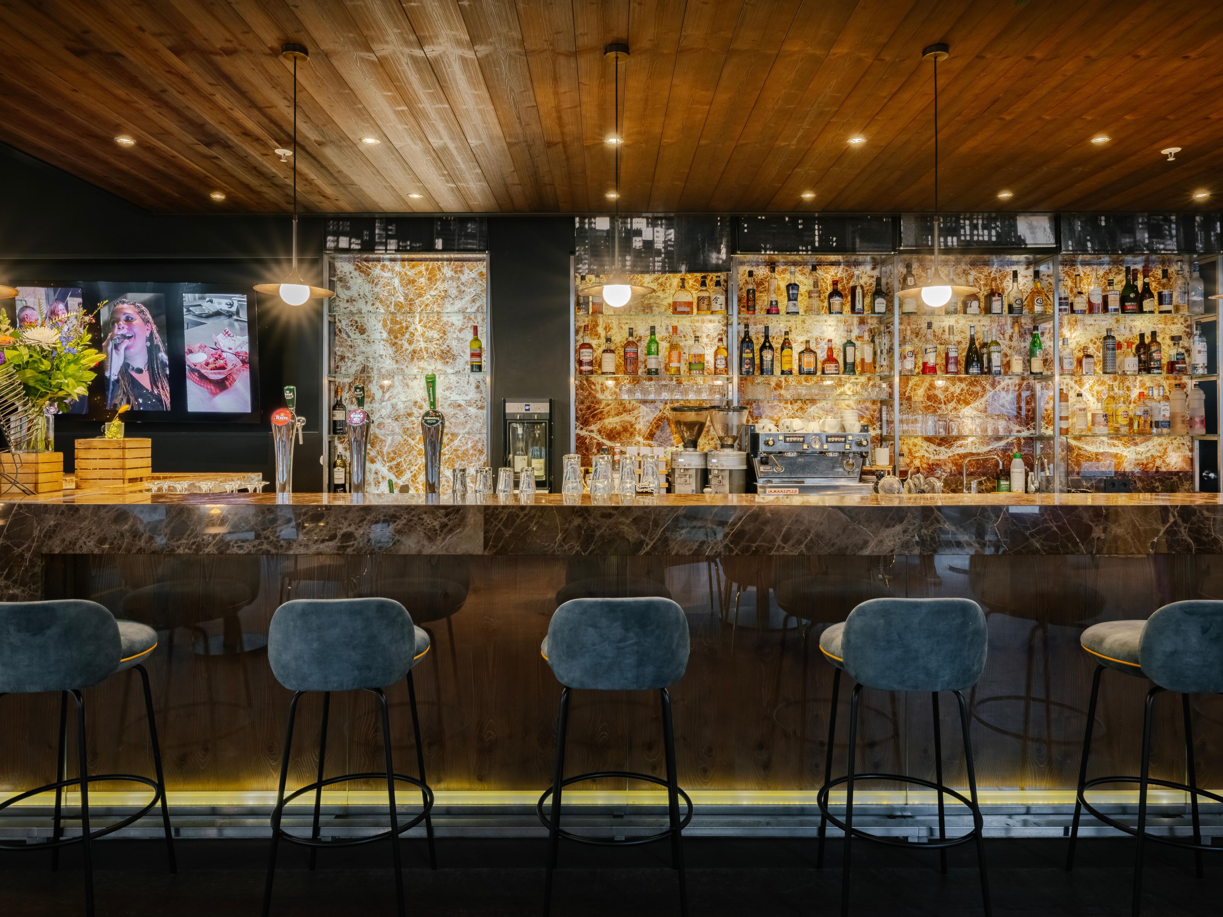 Relájese los miércoles en Manhattan Lounge Bar en Amsterdam Zuidas, con ostras frescas desde €1.50 cada uno, cócteles artesanales, excelentes vinos y un menú a la carta limitado. Perfecto para profesionales que buscan excelentes sabores, compañía vibrante y un ambiente elegante y relajado. Desde 17:00 hasta agotar existencias. ¡Reserve ahora para asegurar su lugar y sus ostras!