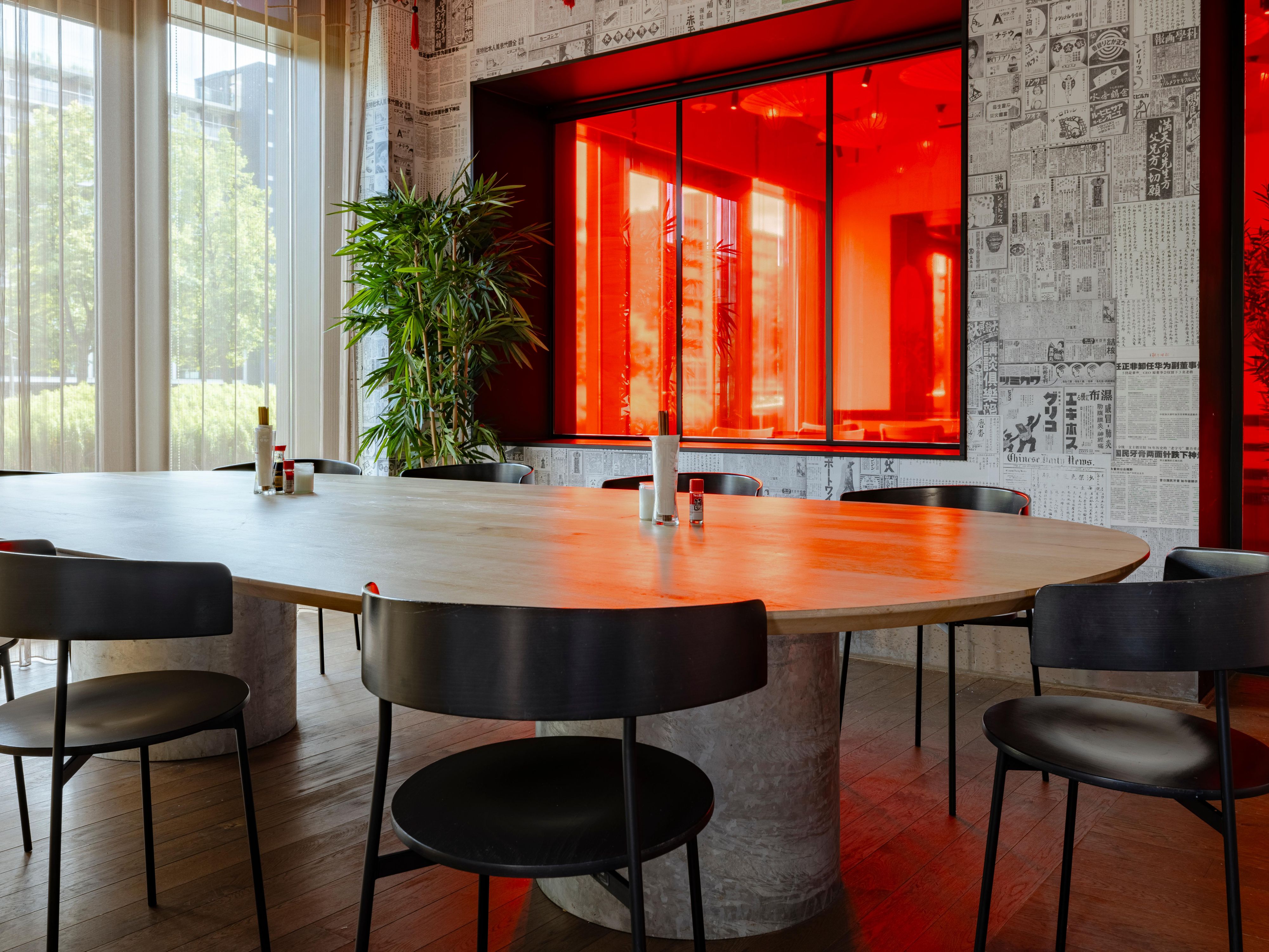 Step into the vibrant atmosphere of our Asian-themed private dining room at Crowne Plaza Amsterdam – South with delightful food from our Japanese izakaya restaurant, De Japanner. Designed for fun and memorable gatherings, this lively space is perfect for celebrating special occasions, meetings, or small events in a relaxed atmosphere.