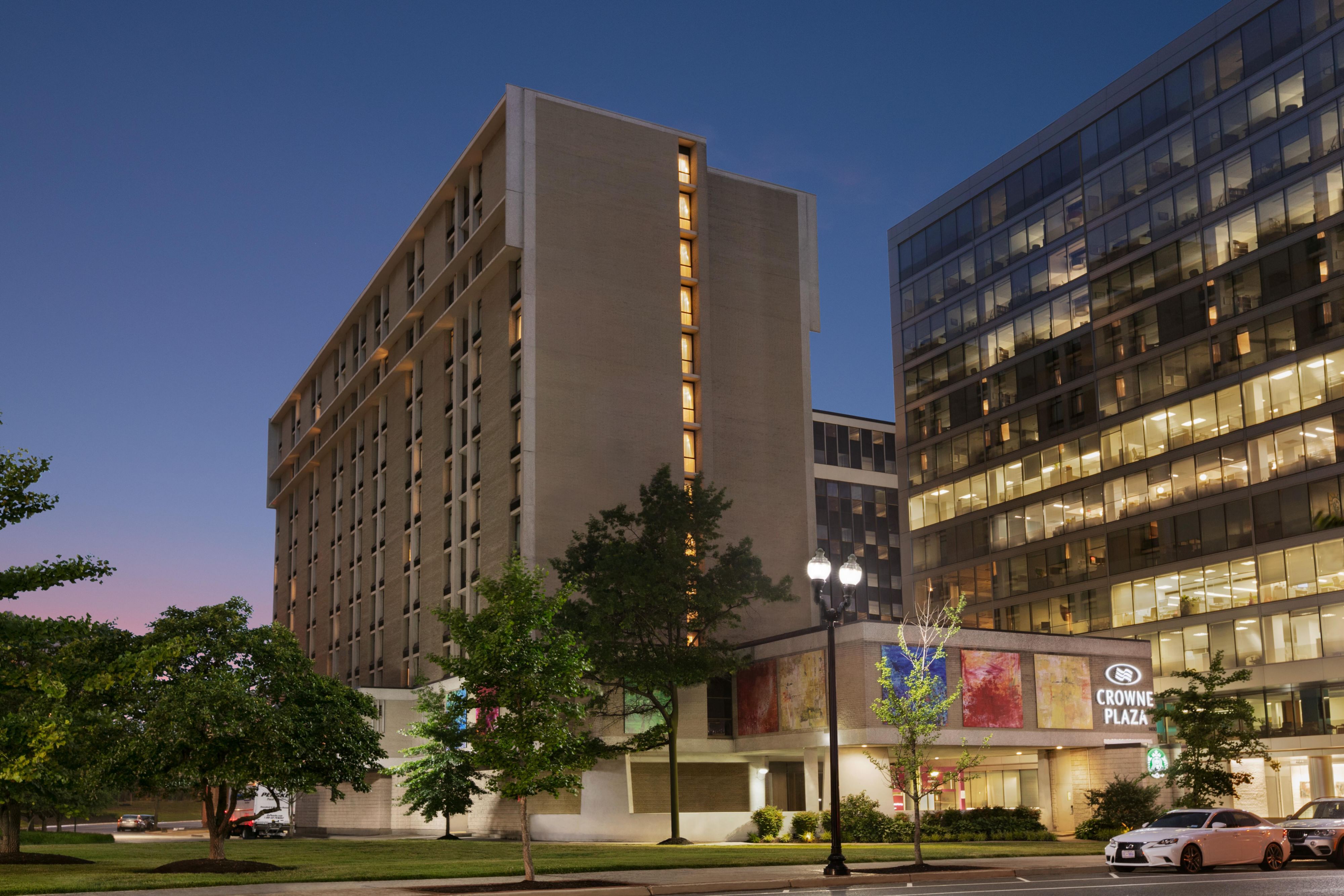 Our hotel is located in the heart of vibrant Crystal City.