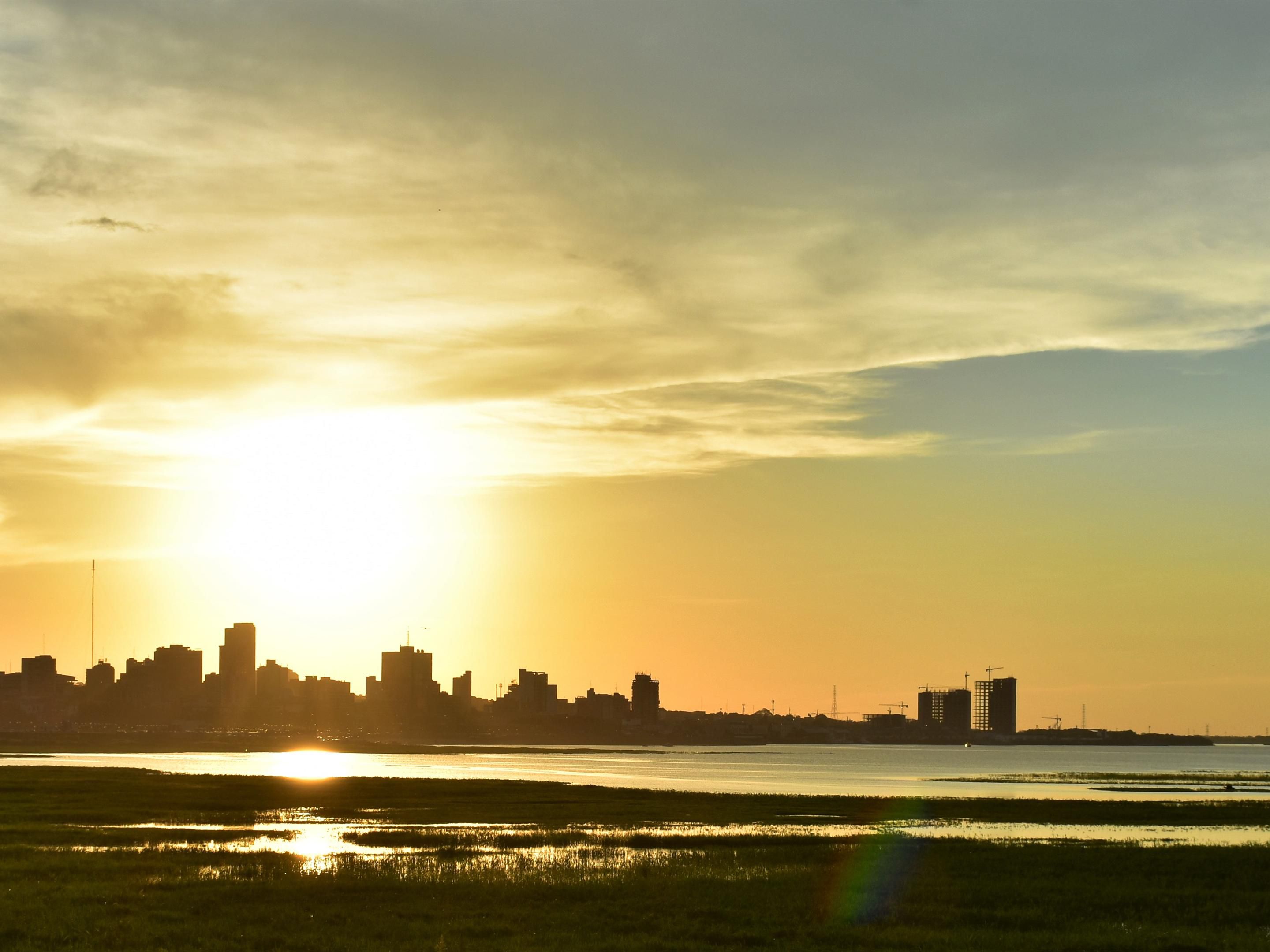 It is a recreational space, where you can enjoy the white sand, the beach, fairs, concerts and various activities are held. It is used as a place of recreation and for exercises. There are food and drink stalls on site, and bicycles are rented.
The avenue runs through the Bay of Asuncion,