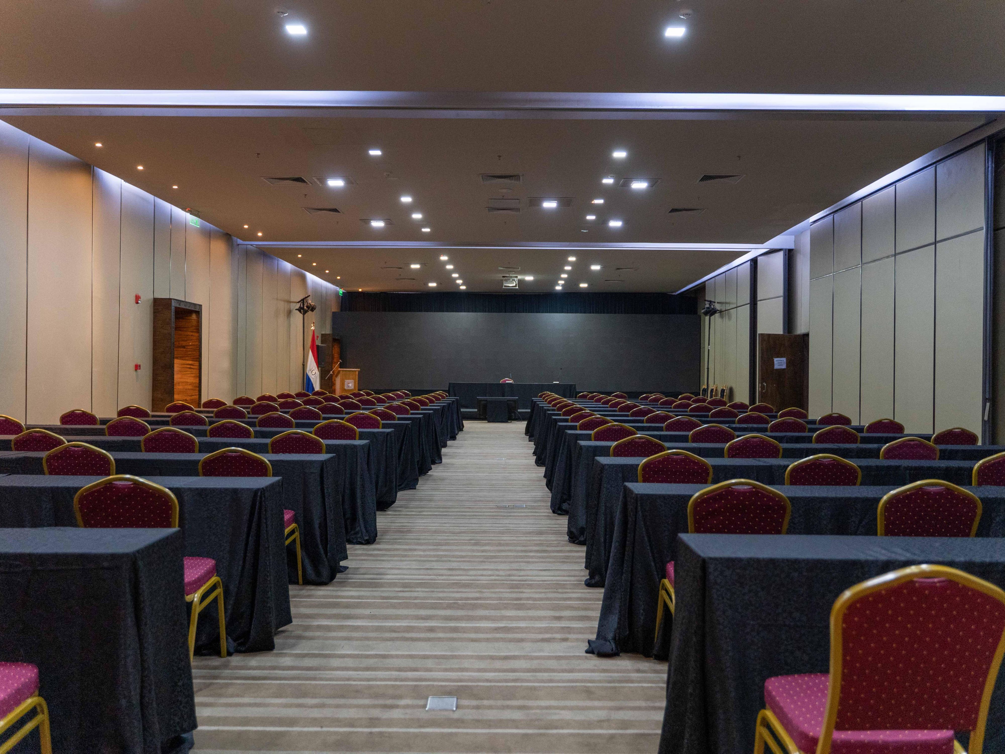 The hotel has over 10 meeting rooms capable of accommodating more than 1000 people simultaneously.